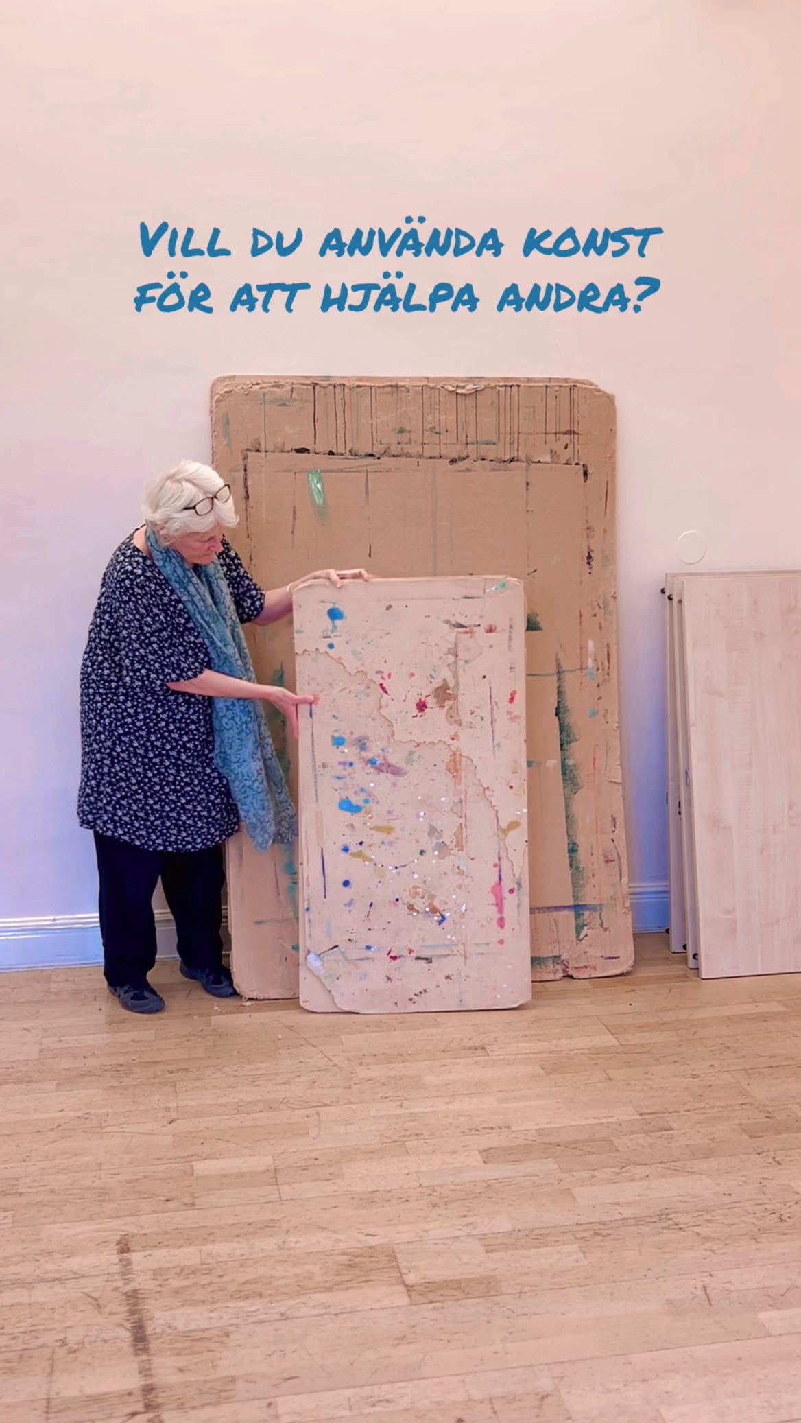 • Är du en konstnärssjäl & professionell hjälpare som behöver inspiration, kunskap & utveckling?
• Längtar du efter att öppna nya dörrar för mer kreativitet i ditt liv & arbete?
• Vill du använda konst och skapande som verktyg för att hjälpa andra och värna om dig själv?
🎨 Expressive Arts Stockholm har 35 års erfarenhet inom terapi och konst.
🎵 Vår unika 2-åriga Expressive Arts-utbildning är den enda av sitt slag i Sverige!
🌿 Under utbildningen får du:
• Stöd i att utveckla en lekfull & levande relation till olika konstnärliga uttrycksformer
• Beprövade metoder för att arbeta med kreativitet i terapi, coaching eller pedagogik
• Praktiska färdigheter för personlig utveckling & läkning
• Möjlighet att integrera konst, kropp & samtal i ditt yrke
• Kunskap om hur olika konstuttryck samverkar med våra sinnen, för att förstärka den läkande kreativa processen
• Du bjuds in i ett community av likasinnade människor som verkar i ett nätverk av Expressive Arts institut runt om i världen
• & mycket mer…!
🌱 Det här är en unik möjlighet till att arbeta med konsten på ett kvalificerat och inkännande sätt med människors växande, läkande och utveckling.
✨ Är du redo för två kreativa & livsbejakande år?
Platserna är begränsade.
Läs mer & ansök! 🔗 i profilen: @expressivearts