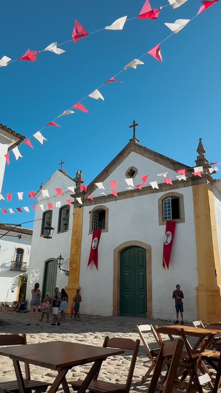 o cuidado aparece nos detalhes.
No café da manhã preparado com atenção, nos quartos prontos para receber bem, nos espaços pensados para trazer conforto e calma.
Tudo aqui é feito para que a sua hospedagem em Paraty seja leve, acolhedora e especial do início ao fim.
—————————
care is in the details.
In the breakfast prepared with attention, in the rooms ready to welcome you, and in every space designed to bring comfort and calm.
Everything here is thoughtfully prepared so your stay in Paraty feels light, warm and special from beginning to end.
#PousadaDoPrincipe #SuaCasaEmParaty #Paraty #CostaVerde