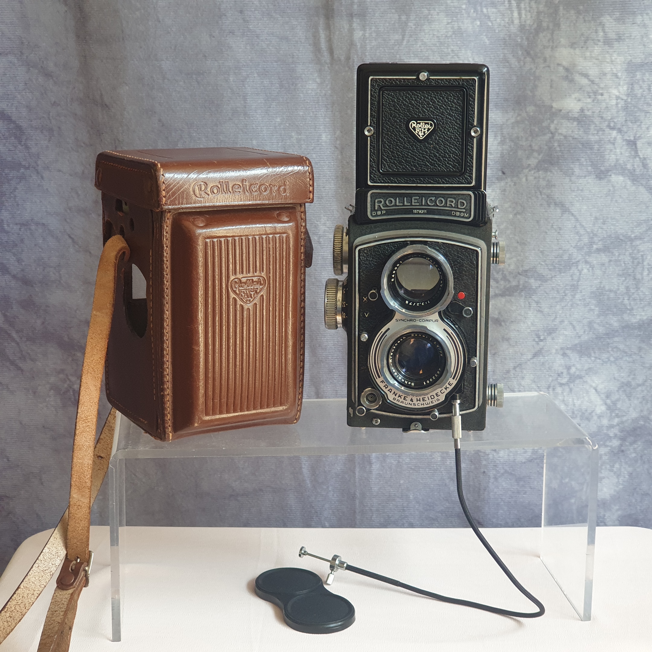 📷 ROLLEICORD V + Schneider Xenar 75mm f/3.5 — serviced TLR
Classic Rolleiflex build, more accessible price. This 1954–57 beauty just got the full treatment: shutter checked+ calibrated, lenses cleaned + aligned. Tested with real film (Kentmere 100) — results don't disappoint 👉 swipe
✅ Sharp Xenar lens, no haze/fungus
✅ Smooth accurate focus
✅ Precise film transport
✅ Built-in flash sync
✅ Light value system + double exposure prevention
We don't hide the character — scuffs and patina stay, because they're part of the camera's story. We just make sure it works perfectly.
Comes with:
🔹 Original leather case
🔹 New lens cap
🔹 Self-timer cable
DM for price + shipping 📩UK only.
#rolleicord #rolleiflex #tlr #mediumformat #120film #filmphotography #schneiderkreuznach #vintagecamera #shootfilm #filmisnotdead #ishootfilm #classiccamera