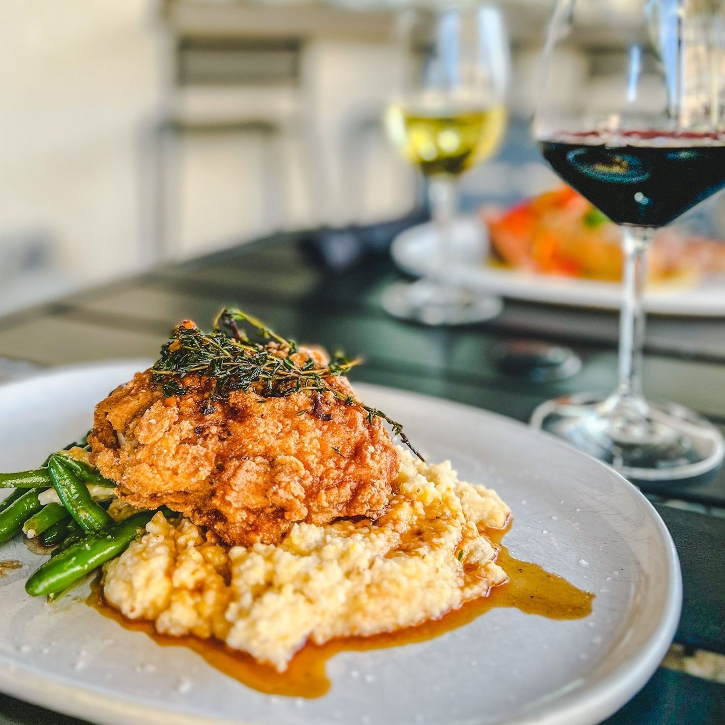 Crispy, comforting, and completely gluten-free. 🍗
Our Gluten-Free Fried Chicken with organic rice grits, thin beans, and sorghum cider is beloved by our patrons! ❤️