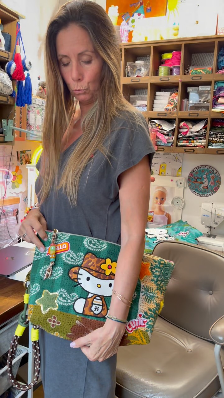 The Caravan 🌸
La pochette qui coche toutes les cases.
Confectionnée à partir de Kantha vintage, chaque pièce est unique et raconte déjà une histoire. J’y ai ajouté une sélection de patchs soigneusement plaqués puis entièrement cousus, pour un rendu durable et plein de caractère.
À l’intérieur, une doublure en bandana 100% coton et une poche zippée pour garder vos essentiels et objets précieux bien à l’abri.
Son format généreux accueille facilement un MacBook et tout ce qui accompagne vos journées bien remplies.
À porter sous le bras pour un look effortless, à l’épaule grâce à sa grande bandoulière, ou à glisser dans un panier pour partir à l’aventure.
Une pièce unique, pensée pour suivre tous vos mouvements. ❤️
#kantha #pieceunique #madeinfrance🇫🇷 #nice
Dimensions 43X23X12