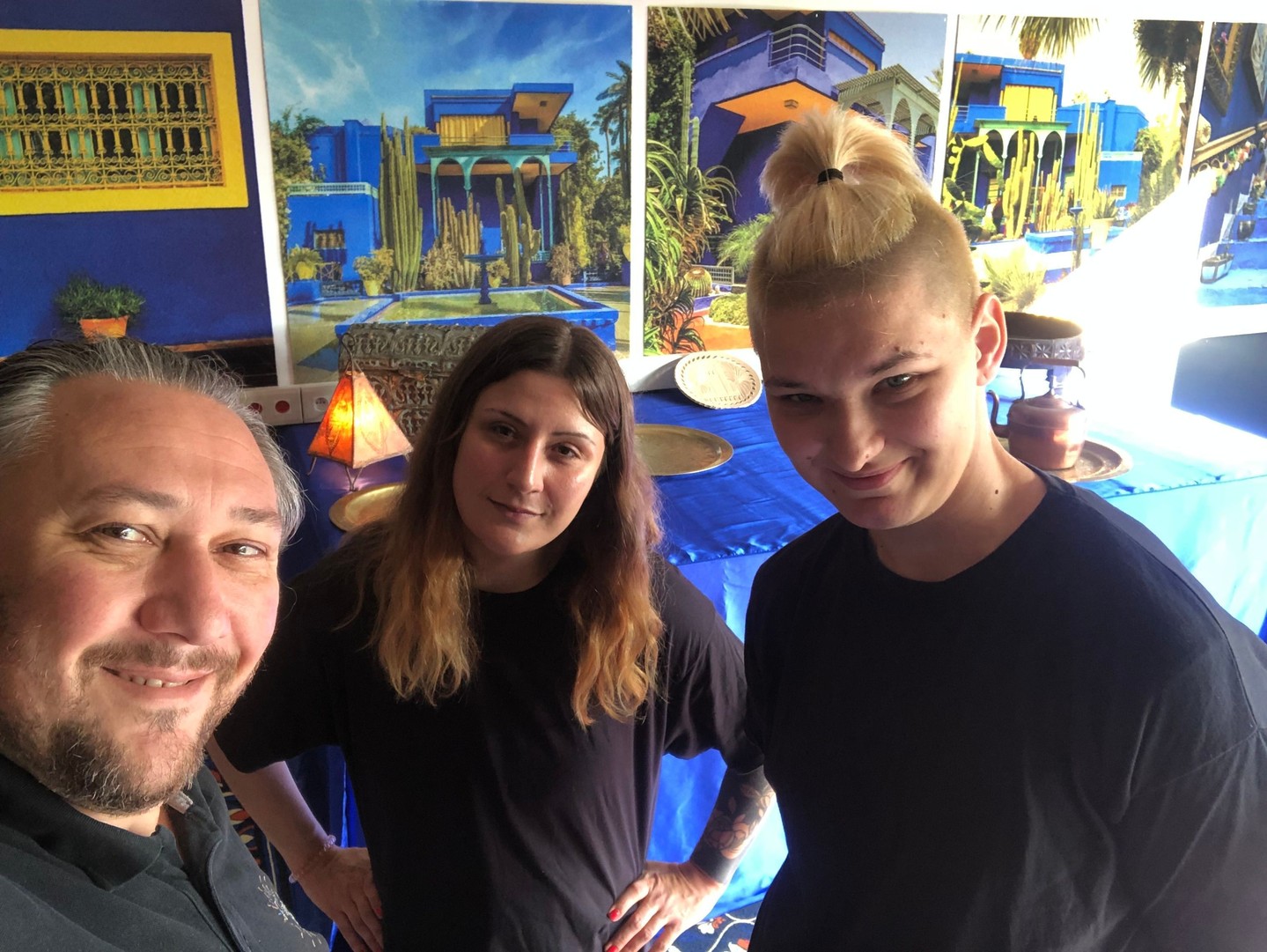 Il y a quelques jours, je vous parlais du dispositif TAPAJ Ardennes que j'avais découvert grâce au club Les Entreprises s'engagent Ardennes.
Cette semaine, j'ai eu l'occasion de l'utiliser pour la première fois lors d'un événement organisé pour l'un de nos clients.
La mission était simple :
✔ Décharger le camion
✔ Installer le décor
✔ Mettre en place le matériel
Mais au-delà du travail réalisé, ce que je retiens surtout, ce sont les échanges, la bonne humeur et cette envie de bien faire.
Rosalie, accompagnée de Lucie, a parfaitement relevé le défi.
Cette première expérience confirme que l'événementiel peut aussi être un formidable outil d'inclusion et d'accompagnement.
Chez S'Consult Events, nous avons choisi d'intégrer pleinement ces actions dans notre démarche RSE.
Parce qu'un événement réussi, c'est aussi un événement qui a un impact positif sur son territoire.
Merci à TAPAJ Ardennes, à Rosalie et à Lucie pour cette belle collaboration.
#sconsultevents #TAPAJ #Ardennes #RSE #evenementiel #insertion #lesentreprisessengagent #entrepriseengagee #impactlocal #charlevillemezieres