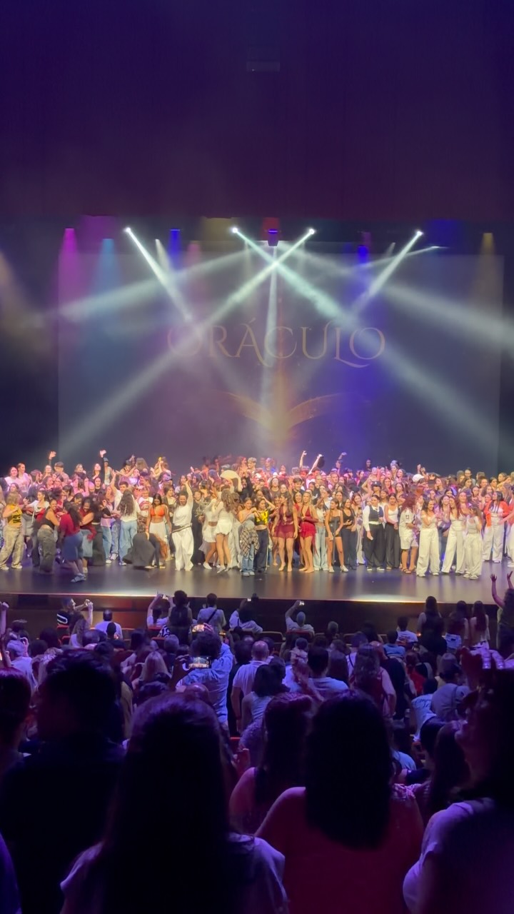 Anoche vivimos una Gala increíble! 🥰❤️🙏🏻
Gracias a todos, alumnos, profesores, a nuestra super narradora @svillau, al staff de la escuela y de @cartujacenter y por supuesto, gracias al increíble público por hacernos llegar esa energía tan bonita!! Que la magia del Oráculo llene vuestras vidas de momentos tan especiales como el que vivimos ayer todos juntos! 🙏🏻❤️🔮
#ondancestudios #show #gala #oraculo #dance