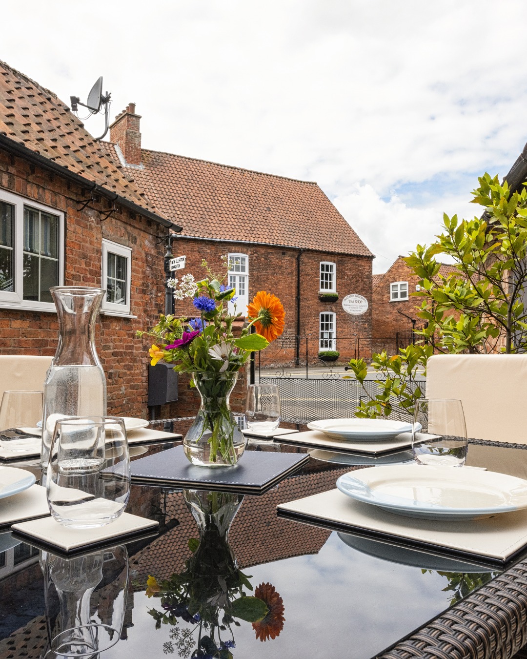 ☀️ Escape to Ropemakers Cottage this summer 🌿🏡
Make the most of the longer days with a relaxing stay at Ropemakers Cottage, nestled in the heart of historic Ollerton. 🌼
Sleeping up to 3 guests, it's the ideal base for discovering Sherwood Forest, exploring Rufford Abbey, or simply enjoying a slower pace with village walks and cosy evenings in the courtyard. 🌳✨
Whether you're planning a weekend break or a longer countryside escape, Ropemakers Cottage is ready to welcome you this summer. ☀️
📍 Central village location | Close to cafés & countryside | Summer availability
#RopemakersCottage #VillageHolidays #Ollerton #SummerStay #CountrysideEscape #SherwoodForest #VisitNottinghamshire #UKStaycation #HolidayCottage #ExploreMore