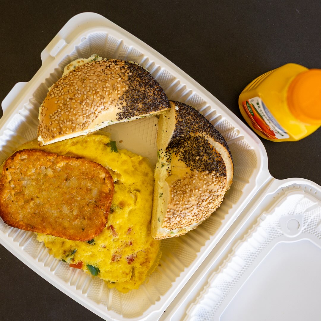 Everything your morning was hoping would show up. 🍳
A feta-filled Greek Omelette with tomato, onions, and peppers, plus crispy hash browns, bacon, and your choice of bagel or bread… We suggest a bagel 😜 #BagelsonPark
#bagel #hudsoncounty #njeats #nyceats