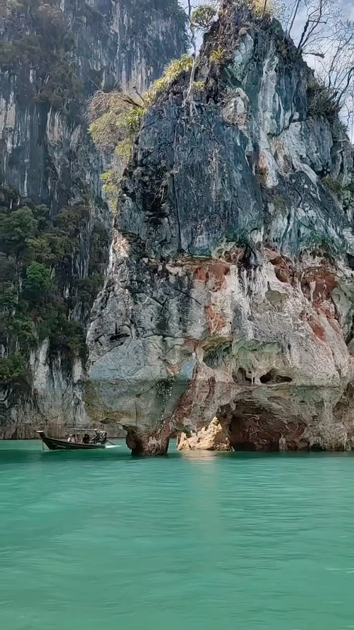 A destination worth pitching to clients seeking real distance from the outside world: Cheow Lan Lake, curated by Aitai Kingdom! Surrounded by towering limestone cliffs and some of the oldest rainforest on Earth, Cheow Lan Lake exists in a rhythm entirely its own. Longtail boats glide across still water, jungle-covered peaks emerge from the horizon, and silence becomes part of the experience. Far beyond a scenic stop, Cheow Lan offers a rare sense of perspective, where nature remains the true protagonist of the journey — an easy sell for clients drawn to slow travel, wildlife, and destinations that still feel undiscovered. A strong addition to any Thailand itinerary looking to move beyond the islands and into the wild.
Contact the Dominique Debay Collection for preferred partner amenities and details: info@dominiquedebay.com | 1-212-752-1416 | WhatsApp 1-917-940-2407. #dominiquedebaycollection @aitai.kingdom