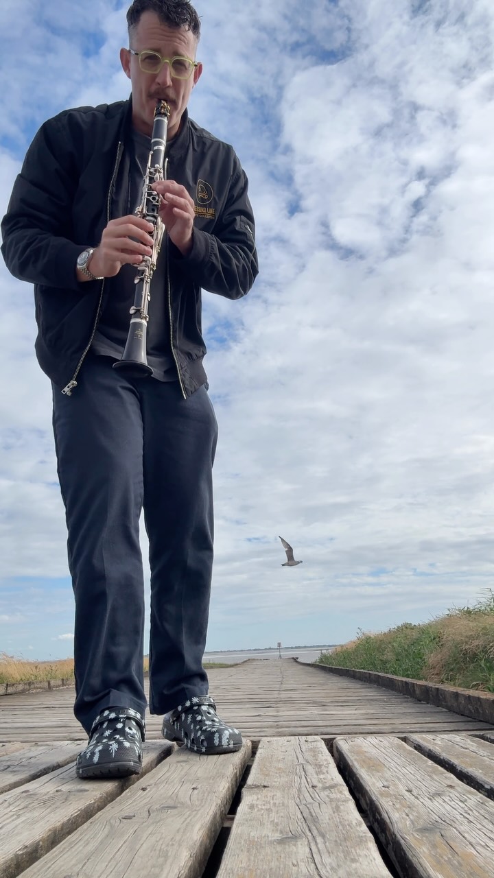 Rockin my crocs while practicing by the sea in Blackpool.
⭐️Join my Improvisation 101 Course⭐️
www.jazzclarinetacademy.com
#clarinet #saxophone #music #band #jazz @legerereeds @silversteinworks