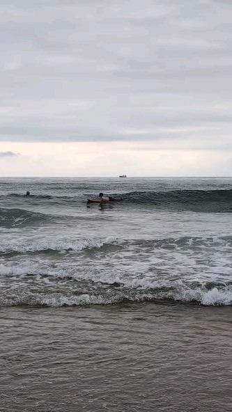 My skaters trying surfing for the first time...
Turns out the waves added a level of complexity they didn't expect. And I'll give them this, the conditions definitely didn't make it any easier.
But hey, two out of three managed to stand up by the end of the two hours!
We'll call it a successful first lesson.
Proud of them for giving it a try!
#OurJourney #FollowThe5un #FollowYourDreams #SurfingFails #FirstTimeSurfing SurfLesson FamilyAdventure FamilyTravel SurfLife SkaterLife