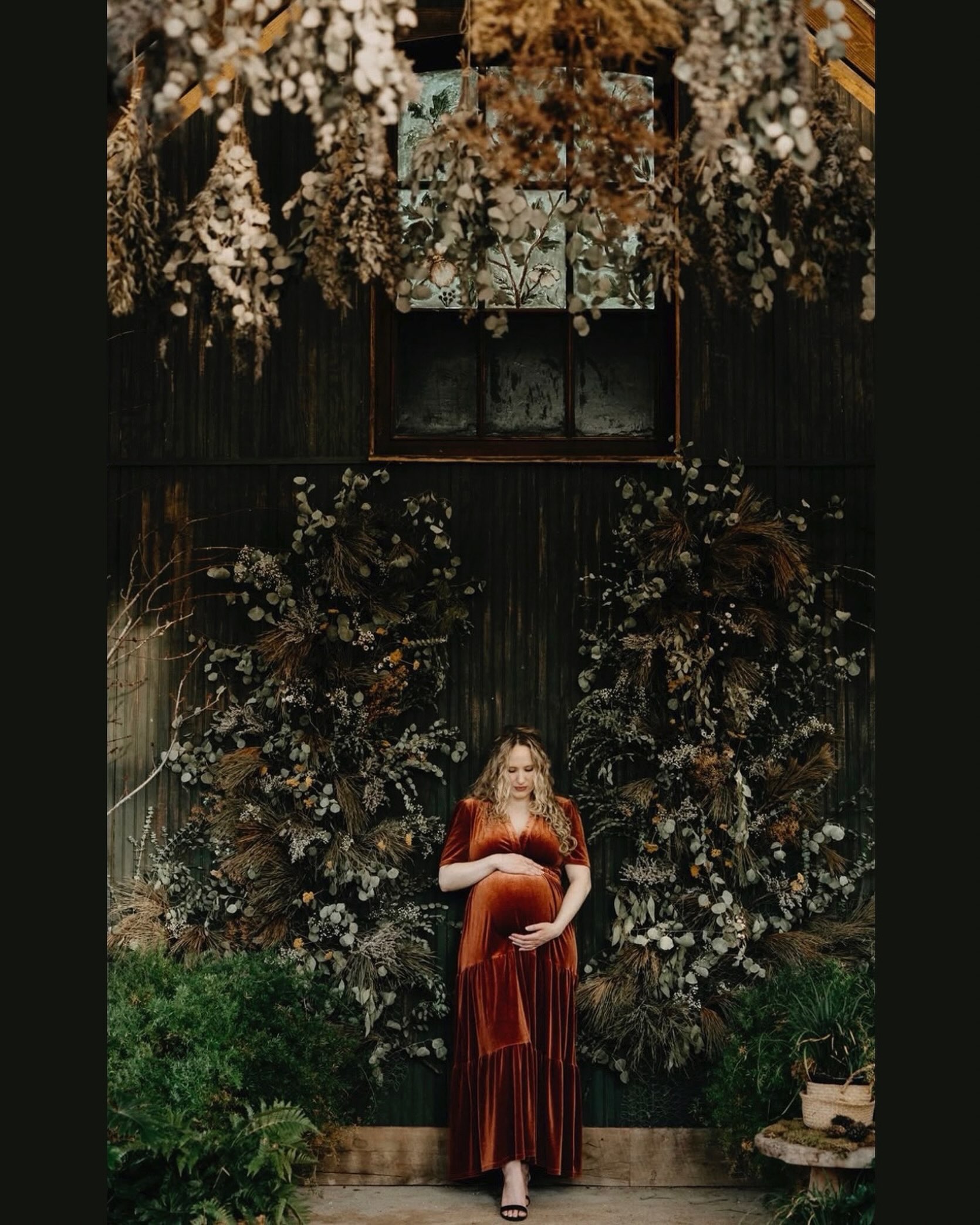 This amazing image by my friend @shannonvossphotography deserves a post all to itself! This back wall set is from a few months ago so it’s different now, but this was the Spring set up and Shannon makes it look so good!! Maternity sessions are very special and I was honored to host this one here.
Booking info at link in bio!
📷 @shannonvossphotography
Photoshoot locations, Franklin Tn, maternity sessions, maternity session ideas, floral installations, beautiful spaces, unique photoshoot ideas
