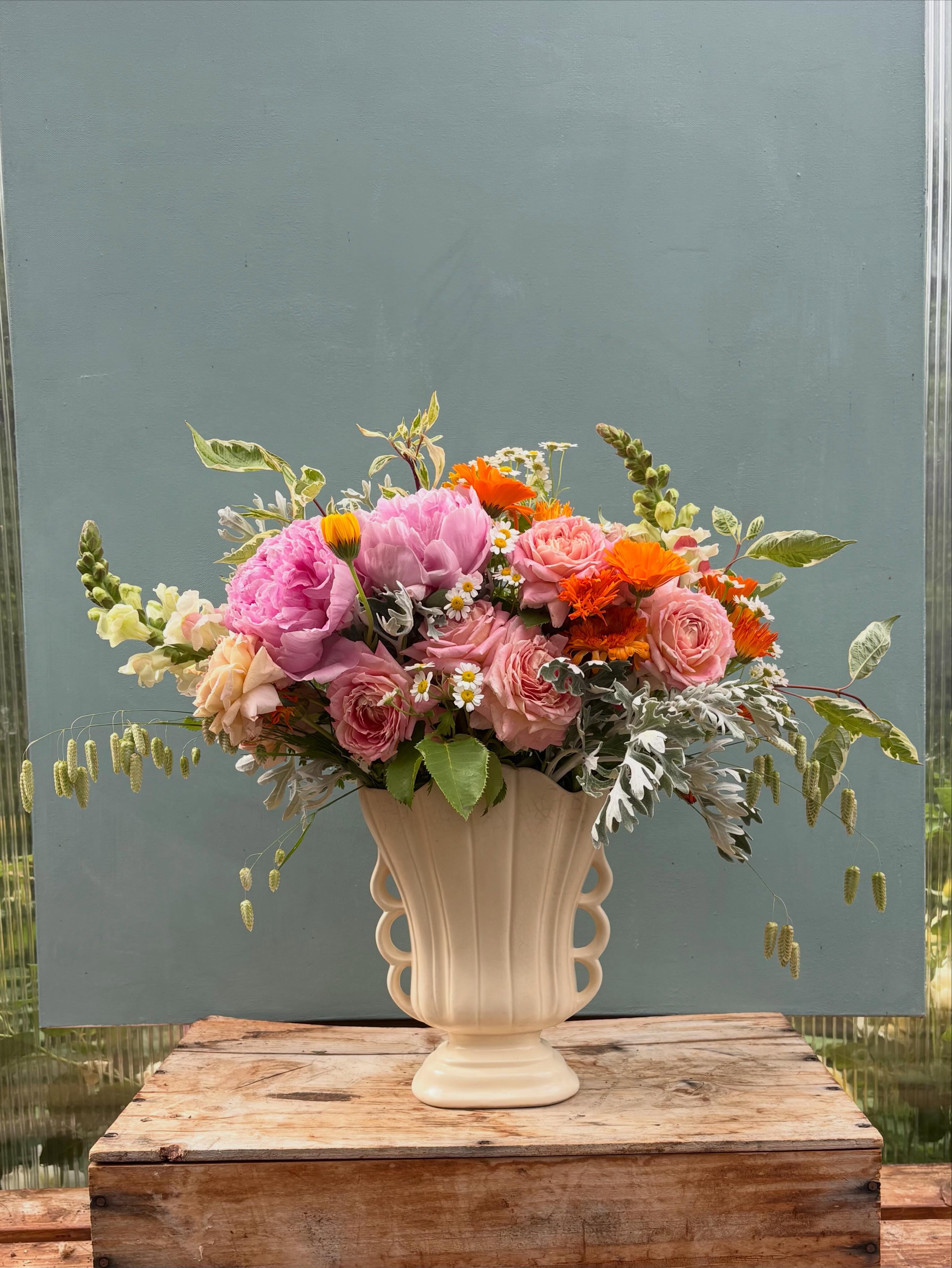Yesterday, I was surprised with a gift bouquet from the flower farmers of Snoco. Flower Collective @snocofloco, Slow Flowers members who have returned (after a one-year break) to collectively sell in Snohomish, Washington, north of Seattle.
.
It was such an inspiring visit and I chatted with Alicia Schwede of @fleurs.creative whose studio is home base each Wednesday (9 a.m.-1 p.m.). I also interviewed two members of the leadership team for an upcoming episode of the #SlowFlowersPodcast. Thanks to Tracy Sundby of Freedom Farm Flowers @freedomfarmflowers and Beth Kendall of Flower Farmer Girls @flowerfarmergirls for the conversation — and thank you to all the growers for the warm welcome!
.
I came home with these sweet flowers, and I’m so touched by the label they created: — It reads: “The 50-Mile Bouquet Lives Here | Proud Members of Slow Flowers Society, Dedicated to Debra Prinzing, whose work helped inspire a generation to ask where flowers come from and who grows them.”
.
Thank you to all!