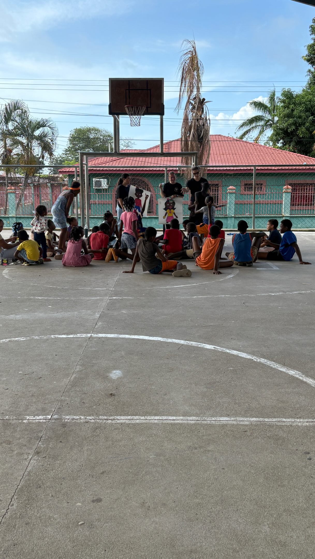 This morning a parents talk in the ciudad de Mujeres and this afternoon an event in Garifuna community… tomorrow is the last day with the interns and @rachel_cruceta helping is to share Project Protect Me