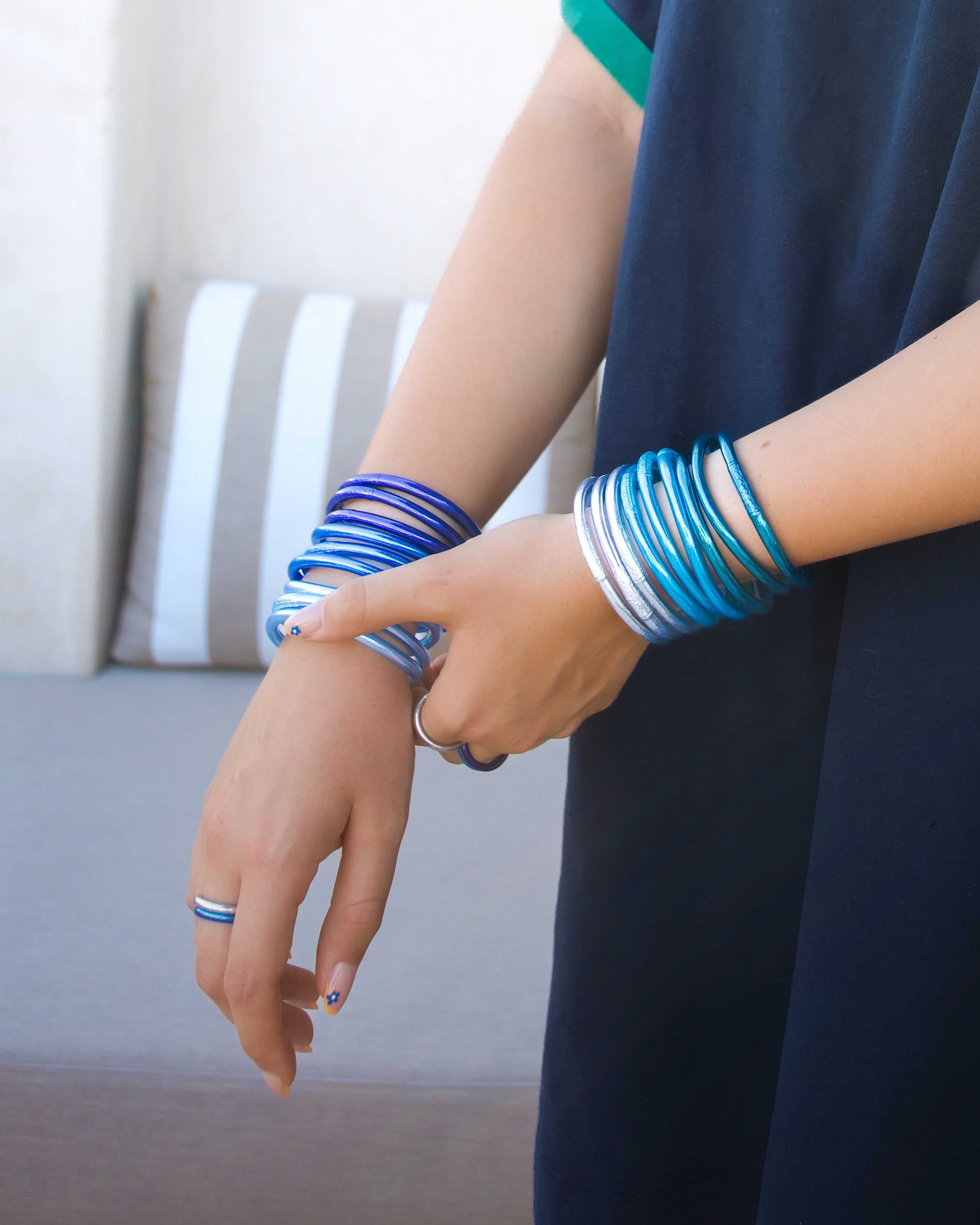 Les soldes jouent les prolongations ☀️
Encore quelques jours pour craquer, jusqu’au 19 juillet ✨
Les références présentes sur cette photo :
— Poignet droit : Bleu nuit, Saphir, Bleu glacier
— Poignet gauche : Océan, Bleu Azur, Silver
#maisonizel #joncbouddhiste #kumlai