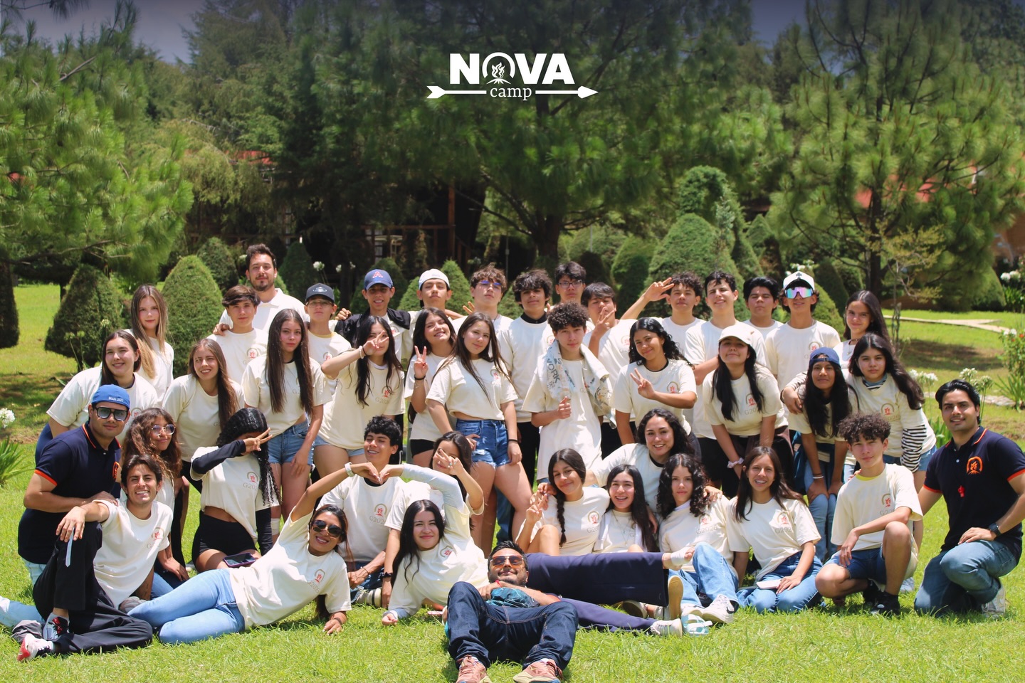 Hay campamentos que se viven entre juegos, risas, retos, fogatas y momentos que parecen pasar demasiado rápido.
Pero este fue más que eso.
Fue confiar.
Fue trabajar en equipo.
Fue convivir con quienes quizá no convivían tanto.
Fue agradecer, perdonar, abrirse un poco más y darse cuenta de que, aunque cada quien es distinto, juntos tienen algo muy especial.
Gracias G2026 Colegio Pedregal, gracias chavos, por permitirnos conocerlos así: reales, divertidos, intensos, auténticos, con fortalezas con debilidades, con conflictos pero entendiendo que resolverlos pasa por aprender a perdonar y con esa energía que solo aparece cuando una generación logra confiar.
Ojalá cuando vean estas fotos recuerden no solo el campamento, sino a las personas con las que lo vivieron.
Porque al final…
Hay viajes que no terminan al volver. 🧡
#NovaCamp #PedregalSantaAnita #Generación2026 #ModoCamp #campamentodegraduación
