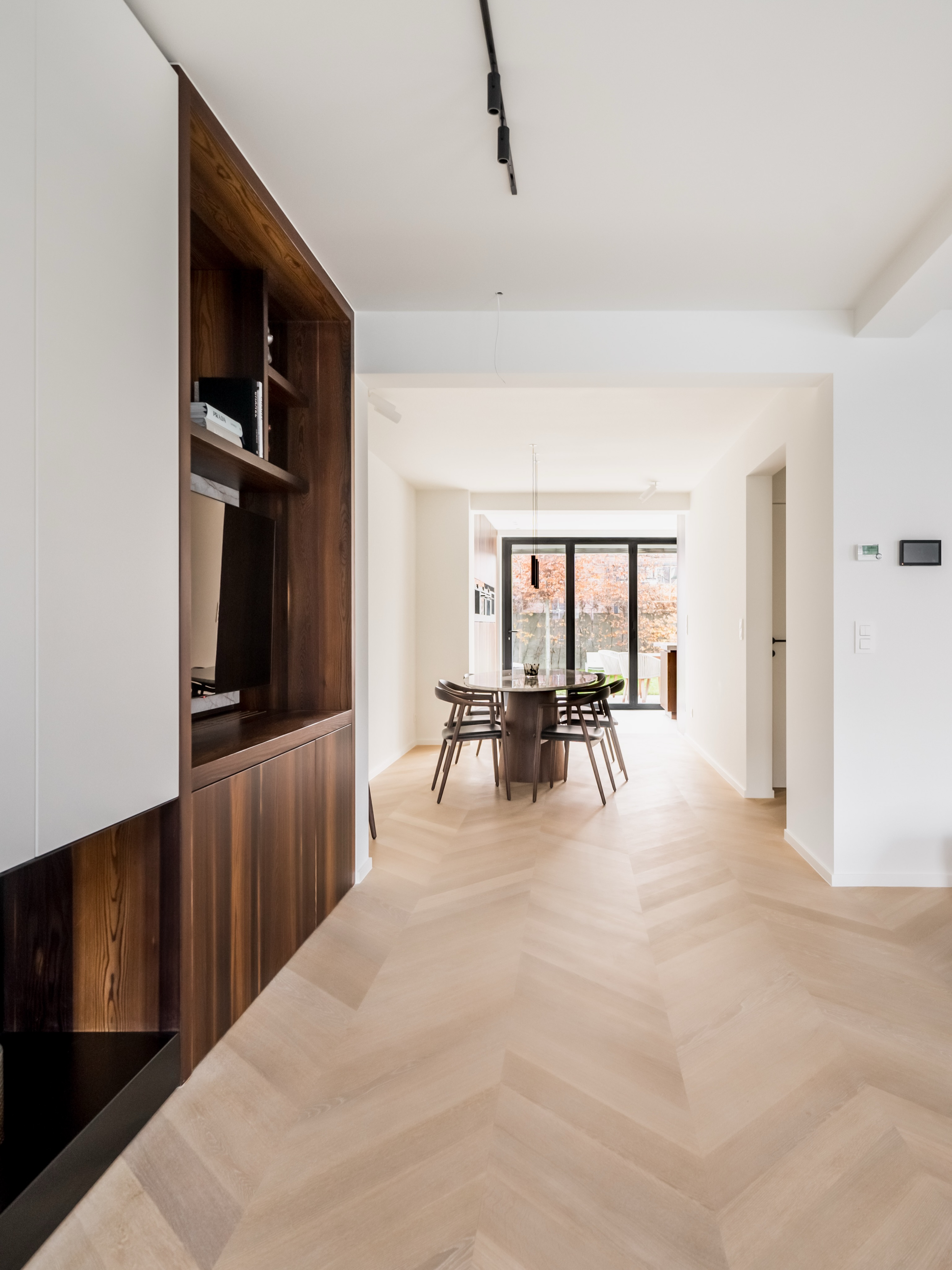 Masterclass in afwerking.
Achter een geslaagde renovatie schuilt vakmanschap dat je niet alleen ziet, maar ook voelt.
Perfecte verstekken. Strakke lijnen. Naadloze overgangen. Afgewerkt tot in de kleinste details.
Renoprof Antwerp Studio – waar vakmanschap en perfectie samenkomen. ✨
#renoprofantwerpstudio #afwerking #totaalproject #livingroom #strak