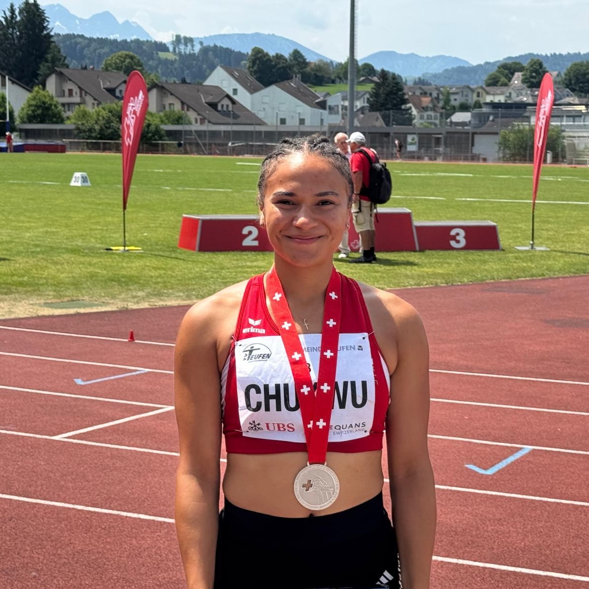 Schweizermeisterschaften Mehrkampf in Teufen
Am vergangenen Wochenende fanden in Teufen die Schweizermeisterschaften im Mehrkampf statt. Mit dabei waren auch drei starke Athletinnen und Athleten aus Zofingen.
David Brügger startete im Zehnkampf der U20, Silvan Brügger im Zehnkampf der Männer und Emilia Chukwu im Siebenkampf der U18.
David Brügger musste seinen Wettkampf leider nach sieben starken Disziplinen verletzungsbedingt abbrechen. Wir wünschen gute Besserung!
Silvan Brügger zeigte während zwei intensiven Wettkampftagen eine beeindruckende Leistung. Als krönenden Abschluss lief er die 1500 Meter in tollen 4:21.85 Minuten. Mit starken 7425 Punkten erkämpfte er sich den starken 5. Schlussrang.
Emilia Chukwu überzeugte auf ganzer Linie und zeigte einen beeindruckenden Siebenkampf. Ihr grosses Ziel war die EM Limite U18. In allen sieben Disziplinen zeigte sie sich in Topform. Mit fantastischen 5274 Punkten sicherte sie sich nicht nur den Titel der Vize Schweizermeisterin, sondern erfüllte auch souverän die EM Limite für Rieti.
Herzliche Gratulation an alle drei Athletinnen und Athleten! 💪🏼✨
Gute Erholung!
#tvzla #tvzofingen #aargauersport #meinzofingen #smmehrkampf
@stadt_zofingen @aargauersport.ch @alv_athletics