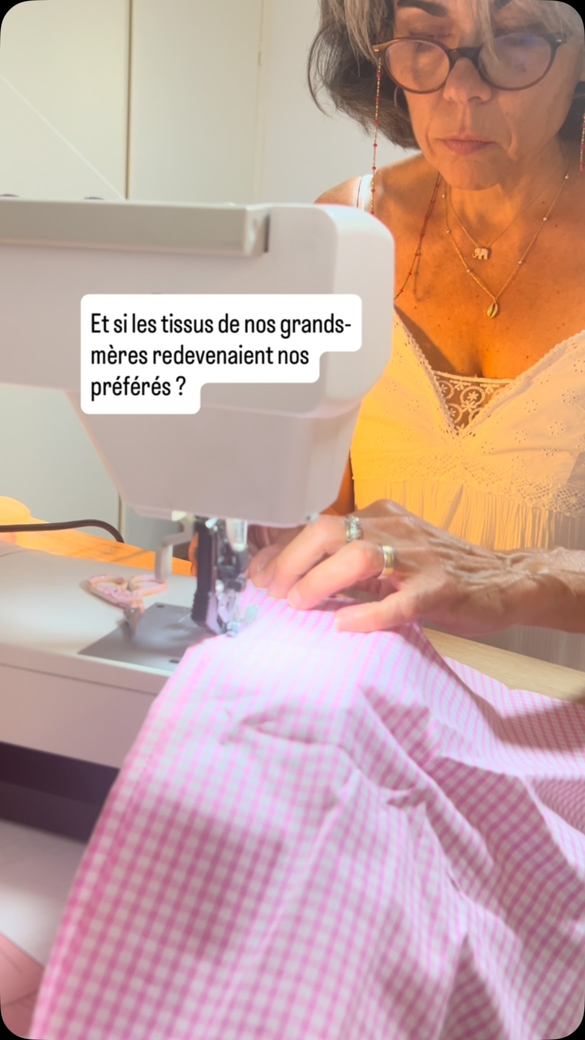 ✨ Redonner vie aux tissus traditionnels français, comme le Vichy, à travers des créations faites sur mesure… c’est ce qui m’anime chaque jour!
Dans mon atelier, chaque pièce est confectionnée à la main, avec le temps et le soin qu’elle mérite.
Parce qu’un vêtement n’est pas seulement beau. Il doit aussi raconter une histoire.
💛 Et vous, aimez-vous porter des tissus intemporels comme le Vichy, ou préférez-vous les imprimés plus modernes ?
Dites-moi en commentaire, je suis curieuse de vous lire.
.
.
.
#couturesurmesure #vichy #vichylover #provencealpescotedazur #modefemme