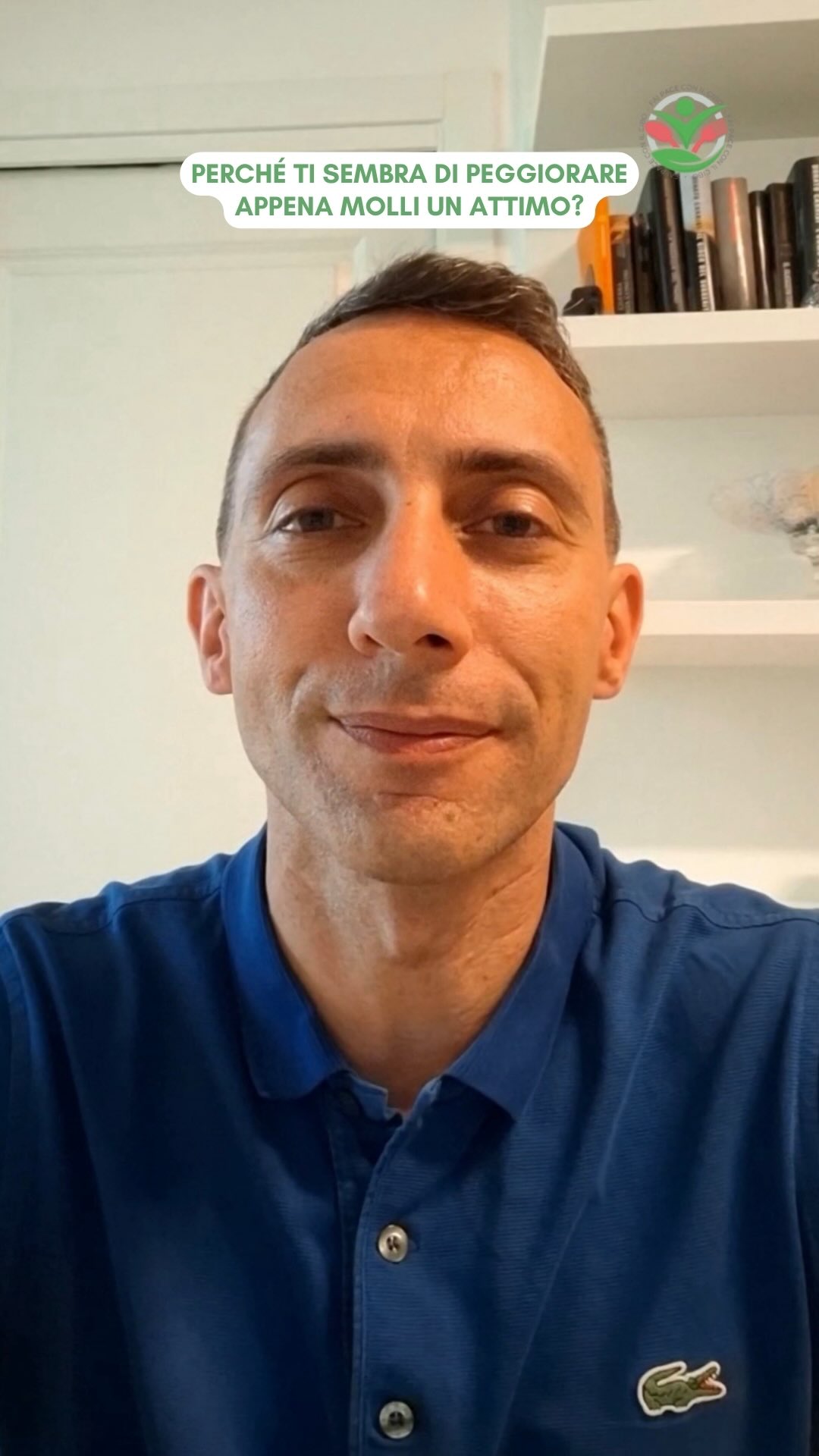 Segui le regole alla perfezione, mantieni il controllo su ogni pasto, non salti un allenamento. Poi arriva un imprevisto, un weekend fuori, o semplicemente un periodo in cui sei troppo stanco/a e... allenti la presa. All’improvviso, nel giro di un paio di giorni, ti guardi allo specchio e ti sembra di aver perso mesi e mesi di sacrifici. Ti senti gonfio/a, fuori forma, e il senso di colpa ti divora.
Se il tuo equilibrio si basa su una dieta rigida e su un controllo ossessivo, non stai vivendo un vero stile di vita sostenibile: stai vivendo in apnea e quando sei in apnea da troppo tempo, non appena metti la testa fuori dall’acqua, è fisiologico dover prendere una gigantesca boccata d’aria. 😮💨
Quella sensazione di “peggioramento” improvviso è dettata da due fattori:
1. Fisico 💪🏻: Il tuo corpo reagisce alla restrizione trattenendo liquidi o ribellandosi appena ritrovi un po’ di libertà.
2. Mentale 🧠: È la lente del senso di colpa che distorce l’immagine che vedi allo specchio. Non sei peggiorato/a, sei solo uscito/a dal tuo schema di controllo.
Il vero benessere non si misura da quanto riesci a essere rigido, ma da cosa succede quando vivi la tua vita normalmente. Se costruisci abitudini flessibili, basate sull’ascolto e non sulle regole, “mollare un attimo” smetterà di essere un fallimento e diventerà solo una normale, sana e necessaria pausa.
Fai pace con il cibo, per fare pace con te stessa/o. 💚
#matteopace #biologonutrizionista #faipaceconilcibo #percorsoalimentare #benessere