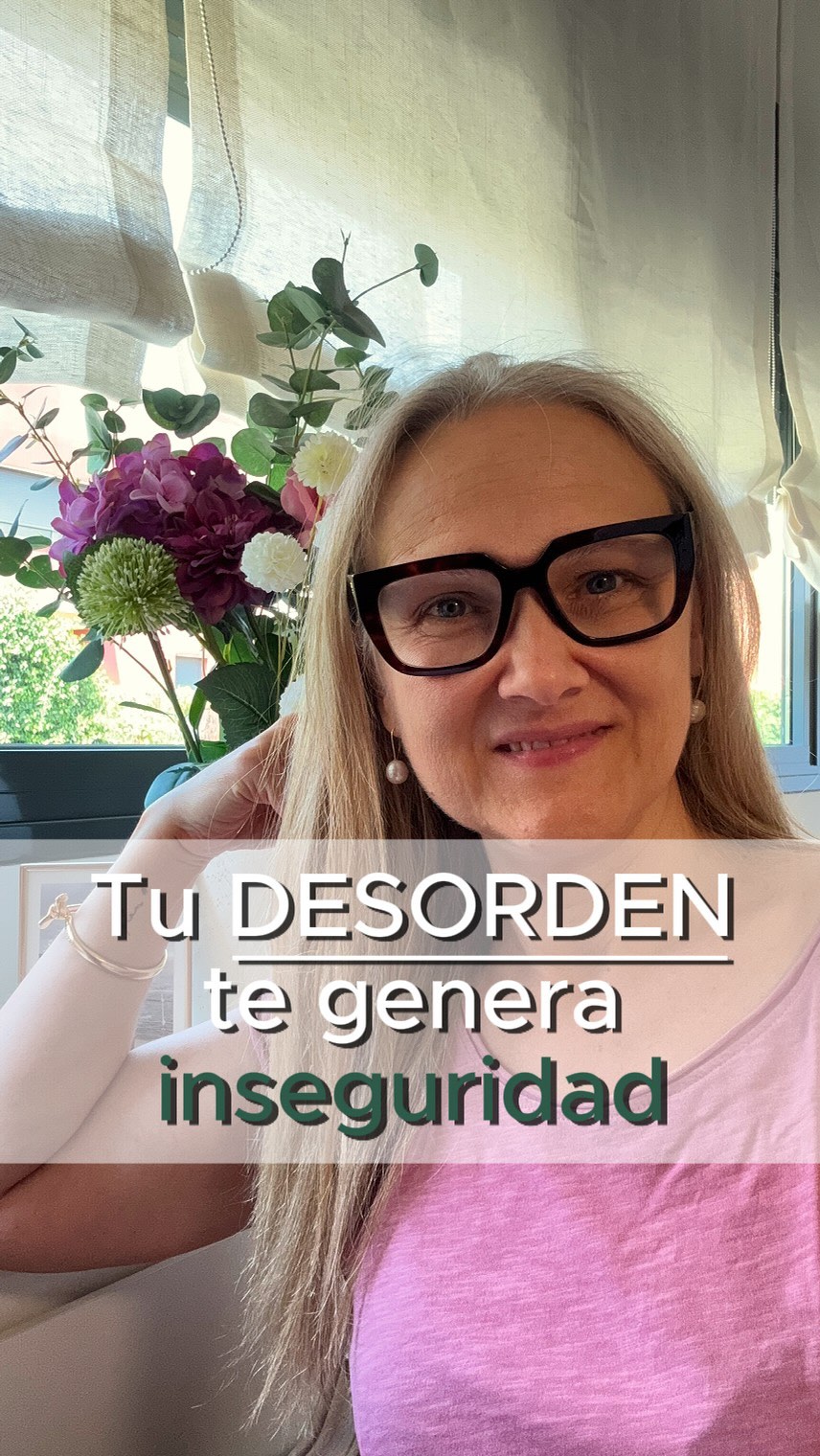 Cuando vives rodeada de desorden, toda tu seguridad llevando una empresa, una consulta, o un aula entera…, en muchos casos se viene abajo si alguien toca el timbre de casa sin avisar.
La grieta entre tu imagen elegida hacia fuera y la imagen en la que no te reconoces dentro de casa, pesa por la incoherencia entre la mujer fuerte y capaz que eres y la parálisis que sientes ante el desorden y el volumen de ropa, objetos y papeles que llena tu casa y no consigues reducir ni ordenar.
¿Cómo resolverlo?
Te daré dos herramientas para resolverlo a modo juego y te invito a imaginar y responder sincera.
Solo puedes elegir una de las dos opciones y usarla solo 1 vez.
1-Un chasquido mágico de dedos que haga que todos los mismos objetos que ahora tienes se recoloquen ordenados.
2-Un chasquido mágico de dedos que pare tus compras de objetos no usados, te dé seguridad y claridad para decidir qué hacer con cada prenda, objeto y papel, disuelva la culpa por el gasto pasado, traiga facilidad para liberarte de lo que ya no deseas mantener y el conocimiento de cómo y dónde colocar cada uno de los objetos y recuerdos que eliges mantener.
¿Qué herramienta prefieres? ¿Qué prefieres poder transformar?
Cuéntame en comentarios o por mensaje privado. Te leo y te respondo. 💚
#tresinteriores #tuespacio #cambiodeetapa #ordenconsentido #coherencia ordenybienestar mujeresquepueden altacapacidadLibérateDelDesorden DesapegoConsciente SoltarParaCrecer AdiósAcumulación VivirSinDesorden PsicologíaDelOrden CreenciasQueAtrasan CambioDeMirada BloqueosYDesorden MenteOrdenadaVidaOrdenada OrdenYBienestar MujeresQueTransforman ReinventaTuVida AdiósAcumulación ViviendoLigera CrecimientoPersonalMujer