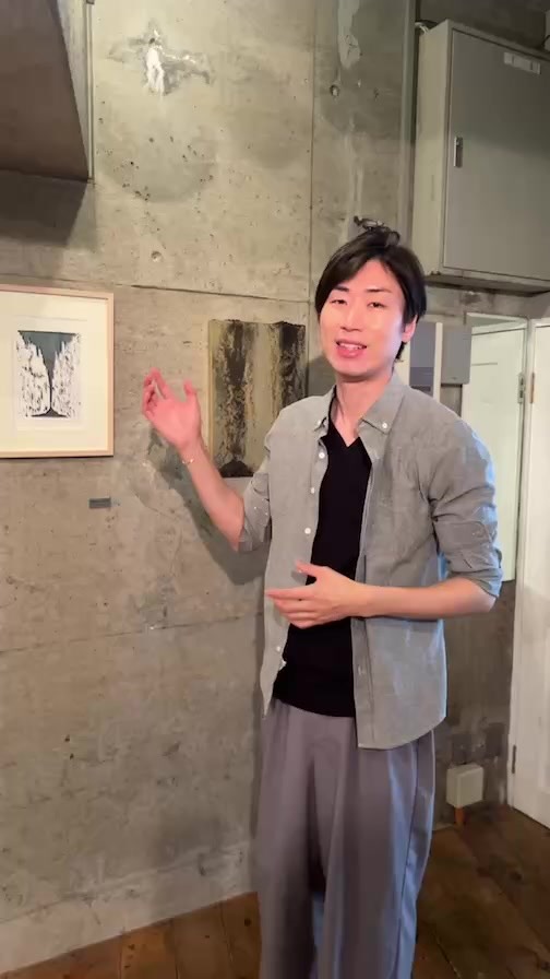 Beyond the Matrix:自己解体と再帰的生成のプロトコル
■ 開催概要
• 会期: 2026年6月18日(木)〜 6月28日(日)
• 開館時間:
• 木・金:14:00 〜 18:00
• 土・日:11:00 〜 18:00(最終日は16:00まで)
• 休廊日: 月・火・水曜日
・在廊日 : 6月21日(日),27日(土),28日(日)
• 会場: Galeria Punto KOBE(ガレリアプント神戸)
• 神戸市中央区山本通1-7-17 WALL AVENUE B1F
• アクセス: 各線「三宮駅」より徒歩圏内
• 公式サイト: http://www.galeria-punto.com/
【展覧会概要】
本展では、伝統的な「複製」技術である版画と、現代の「生成」技術であるAIを円環状に結びつけた、アーティスト・谷正輝による新たな探求のプロセスを展示いたします。
制作の起点となったのは、フランスの画材店からの援助を受け、リノカット(リノリウム凸版画)という身体的な技法で新作を開発するという試みです。作家は自らの過去作をシルエットへと解体し、それをAIという「現代の知性」に読み込ませることで、自己の造形の核を客観視し、再構築するプロセスを辿りました。
Digital Print Matrix ―― 「版」の拡張
かつて版画において「マトリクス(母体)」と呼ばれた「版」の概念は、現代においてAIの学習モデルやジクレーのデータといった「デジタルの版(Digital Print Matrix)」へと拡張されています。本展では、デジタル上の計算から生まれた図像が、リノリウムを彫るという身体的抵抗や画材の質感を経て、再び物質的な実体を獲得する――すなわち情報の「受肉」の過程を提示します。
無限の生成と、物質による終着点
複製と生成という、共通の性質を持つ二つの系譜。無限に増殖し続けるAIのイメージに対し、リノカットという物理的な制約が「終着点」を与えます。デジタルの無限性と物質の有限性、その絶妙なバランスの中にこそ、現代における