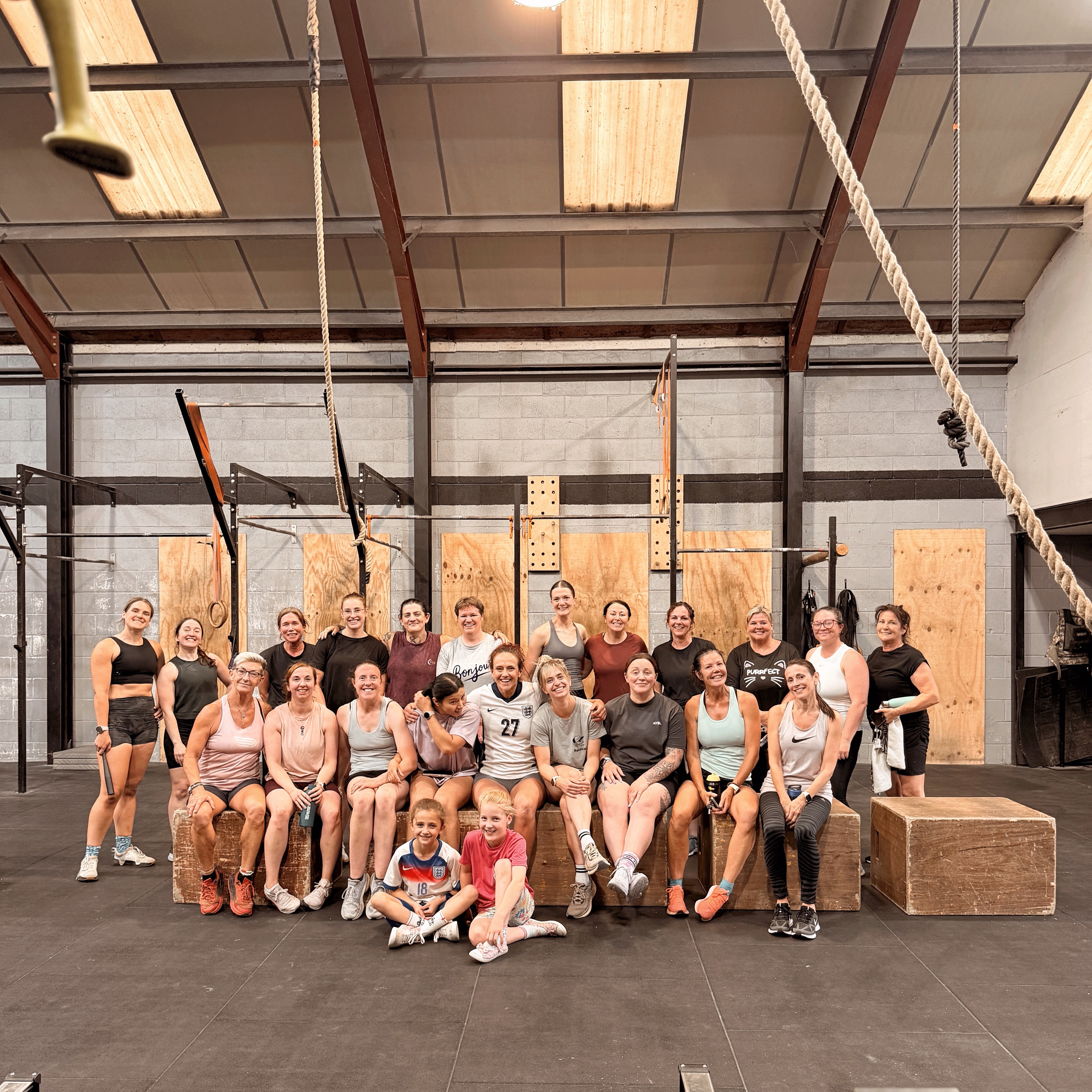A gym full of girls was an absolute vibe tonight 👯♀️
Fundamentals, gymnastics and PTs all just loving a bit of Shania and making gains 🙌
•
•
•
Athletes built at @crossfitdeviant
#hardwork #intensity #machines #family #teamD