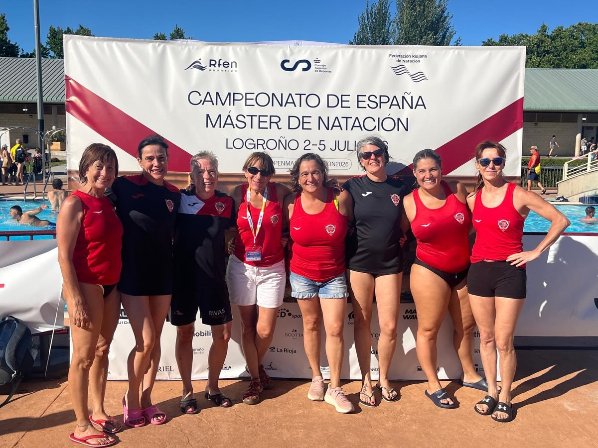🏊♀️🏊♂️ Campeonato de España Máster – Logroño 2026 ❤️🖤
¡Qué fin de semana tan espectacular para el Rivas Swim!
Nuestro equipo estuvo formado por 18 nadadores (8 chicas y 10 chicos) que dejaron el listón muy alto en el Campeonato de España Máster.
📊 Resultados por equipos:
🥇 14.º puesto en la clasificación conjunta entre 198 clubes.
👩 9.º puesto femenino, dentro del Top 10 nacional.
👨 35.º puesto masculino.
🥇 12 medallas en total:
🥇 1 oro
🥈 3 platas
🥉 8 bronces
👏 Tres de ellas conseguidas en los relevos.
Mención especial para el relevo femenino +240 estilos, que firmó un tiempo por debajo del récord de España. Solo el relevo del Canoe, en la misma serie, logró superarlo. Una plata que sabe a auténtica victoria.
Pero más allá de los resultados, este campeonato ha sido inolvidable por el ambiente, el compañerismo y la ilusión de todo el equipo. Los nuevos se han integrado de maravilla y los incombustibles, los que llevan tantos años defendiendo estos colores, siguen transmitiendo las mismas ganas que el primer día.
Porque los campeonatos los hacen las personas… y este grupo ha demostrado, una vez más, que es muy especial.
❤️ Somos los mejores en la grada…
🏊♂️ Y, por supuesto, también en la piscina.
¡Enhorabuena a todo el equipo! ¡A seguir disfrutando y haciendo historia!
#RivasSwim #RivasNatación #MasterSwimming #CampeonatoDeEspaña #NataciónMáster Logroño OrgulloRivas Equipo PasiónPorLaNatación