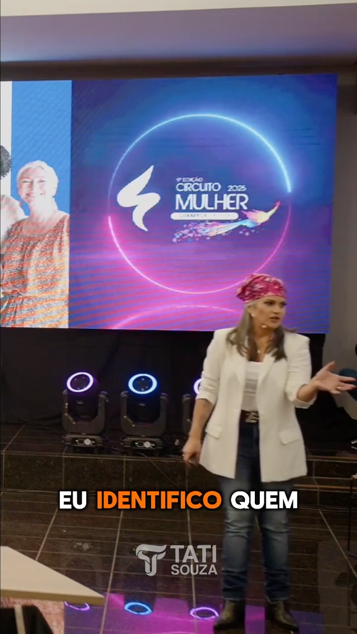 Liderar de verdade começa quando você entende quem é. 🧡
Quando olha para suas feridas com coragem.
Quando comunica sua essência com verdade.
Quando deixa de tentar se impor pela força e começa a conduzir pela consciência.
A liderança colaborativa nasce desse lugar:
da autenticidade, da escuta e da capacidade de construir junto.
Porque quem se conhece não precisa controlar tudo.
Consegue abrir espaço, confiar, conectar e inspirar.
Antes de liderar pessoas, aprenda a se reconhecer.
É daí que nasce uma liderança mais humana. 🧡
#TatianeSouza #LiderançaColaborativa #Autenticidade #Propósito #InteligênciaEmocional #LiderançaHumanizada