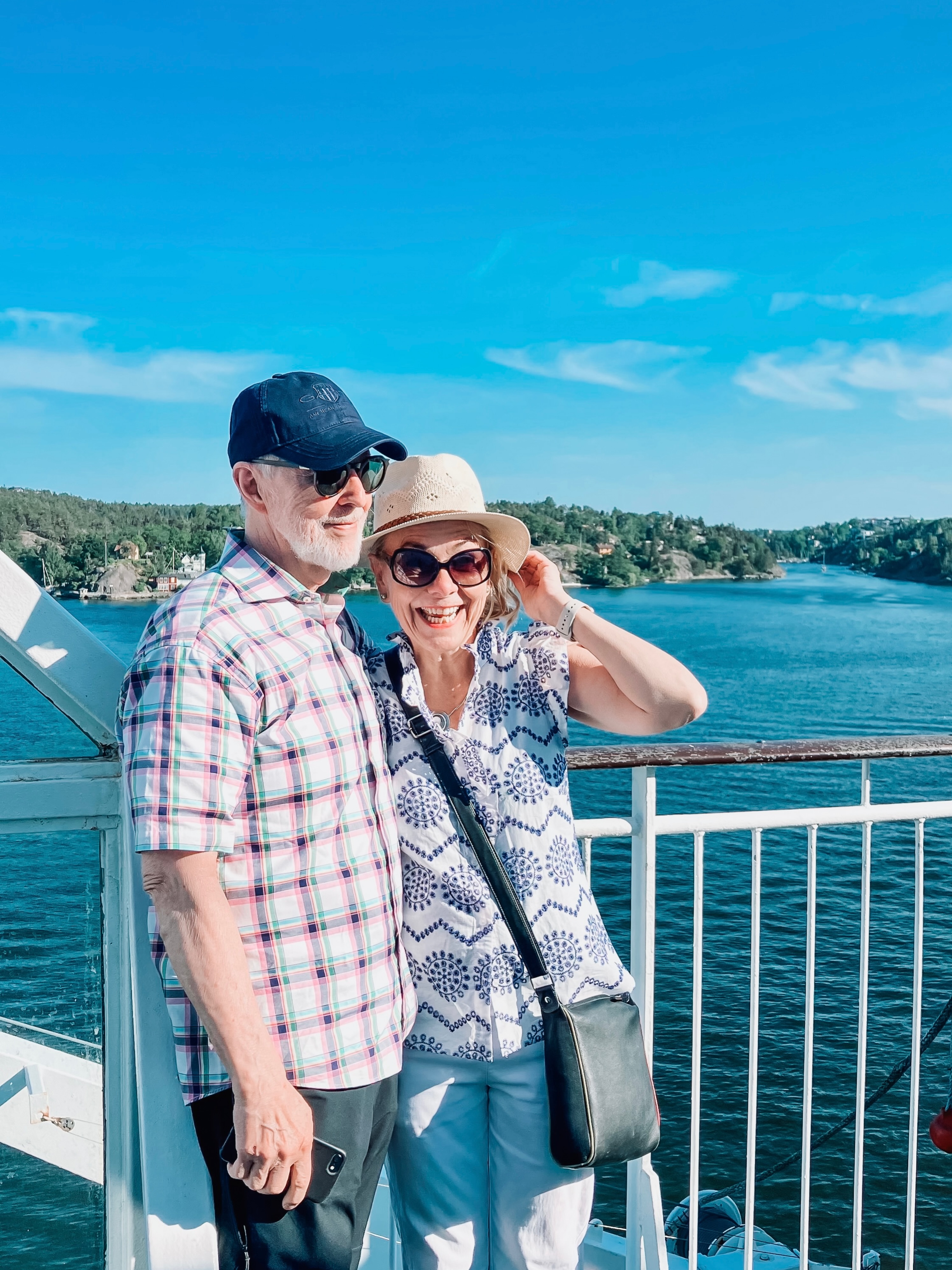 Vi önskar dig en färgstark och inspirerande sommar! ☀️ Nu när solen är här tar teamet lite extra tid för återhämtning inför höstens utbildningsstart och andra spännande projekt.
Under sommaren kan därför våra svar dröja lite längre än vanligt, men vi finns här och återkommer så snart vi kan.
Ta hand om dig och fortsätt skapa, så hörs vi snart! 🌻
🎨 Färgsprakande hälsningar
//Teamet på Expressive Arts Stockholm