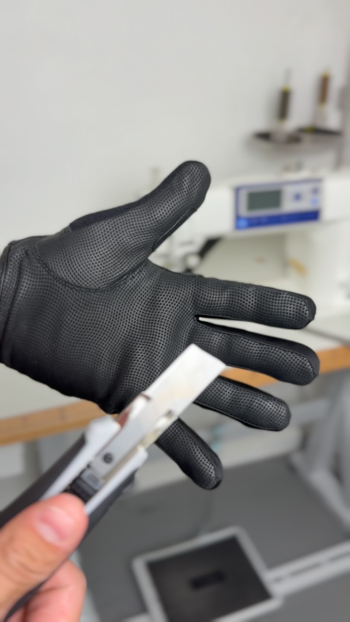 Protection totale. Liberté de mouvement intacte.
Pensée pour les professionnels confrontés à des situations à risque, nos gants anti-coupure EMRA allient protection, dextérité et fiabilité.
Conçus pour protéger les intervenants lors de saisies d’armes tranchantes ou de manipulations accidentelles, ils s’intègrent parfaitement à votre équipement opérationnel.
━━━━━━━━━━━━━━━━
⚙️ PROTECTION & DEXTÉRITÉ
━━━━━━━━━━━━━━━━
→ Protection anti-coupure lors de saisie d’arme tranchante
→ Réduit les risques de blessure en cas de contact accidentel
→ Conserve une excellente dextérité pour la manipulation d’équipement
→ Confort et maintien optimal en situation opérationnelle
→ Compatible avec les configurations tactiques courantes
━━━━━━━━━━━━━━━━
Parce qu’en intervention, chaque contact peut être un risque, vos mains doivent être protégées sans jamais perdre en précision.
Les gants anti-coupure EMRA répondent à cette exigence avec une conception fiable, résistante et éprouvée sur le terrain.
━━━━━━━━━━━━━━━━
Des solutions conçues pour accompagner les professionnels, quelles que soient leurs missions.
📩 Disponible dès maintenant. Contactez-nous pour plus d’informations.
.
.
.
#tacticalgear #tactical #policemunicipale #gendarmerie #police
