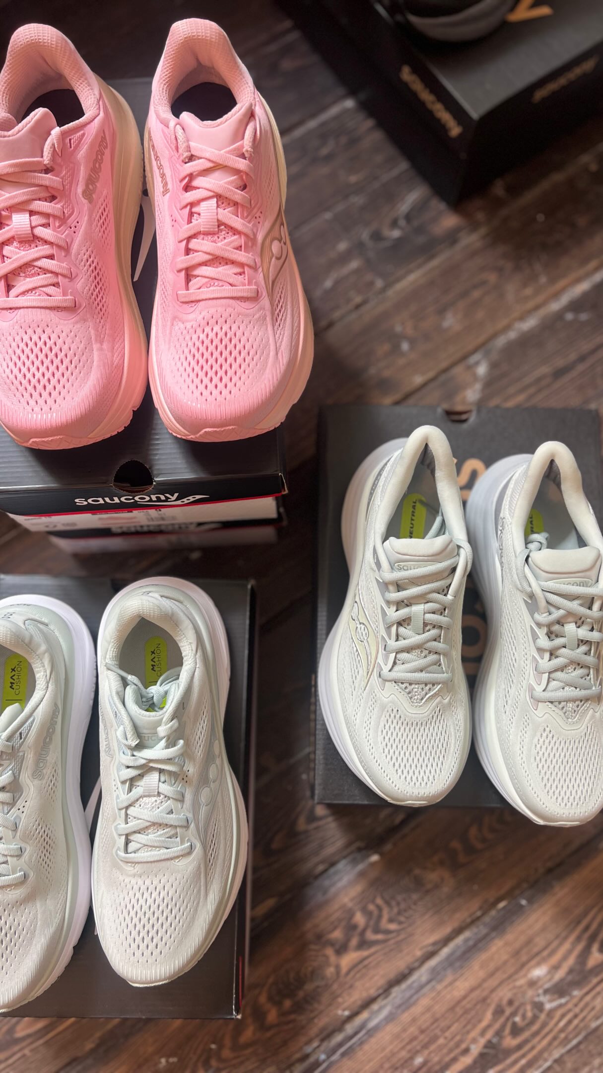 Jag har visst fastnat för Saucony... 😍👟
👟För det första – färgerna! Hur snygga är inte de rosa/kamel-färgade? ✨
Naturligtvis är det inte bara utseendet som jag gillar
👟 Passformen är perfekt för mina ganska smala fötter
👟De är lätta med riktigt skön stötdämpning
👟Stort utbud, oavsett om du letar efter en träningssko eller en sneaker som funkar lika bra till vardags
Har du testat Saucony? Vilken modell är favoriten? 💬
@privateshopperstockholm
#privateshopperstockholm #styleguide #sneakers #saucony #trainingoutfit