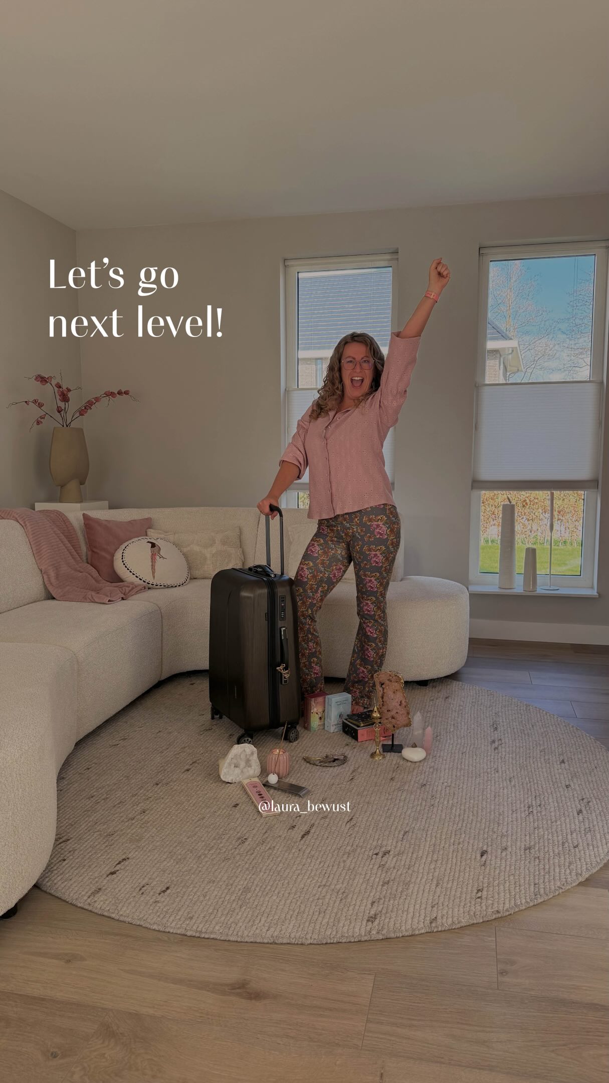 Jij: ‘Ik ben helemaal klaar voor mijn next level, let’s go!’
Het universum: ‘Perfect. Hier is een bak met emoties, verwarring, moeilijke keuzes en gesprekken, drie triggers om terug te vallen in je oude patronen en een complete herstructurering van je zenuwstelsel. Veel plezier.’
En daar ga je. Je dacht dat “next level” zou voelen als een mooie reis naar de top, maar in plaats daarvan beland je in een achtbaan. Het duikelt, het schudt, er vliegt van alles om je oren, en je vraagt je af of je je wel goed had vastgeklikt voor de rit…
Hier is wat niemand je vertelt over “next level” gaan:
De verwarring? Je oude patronen die loskomen.
De moeilijke gesprekken? Een spiegel.
Die triggers? Precies de plek waar je mag groeien.
En jij – jij mag kiezen hoe je in die achtbaan zit. Met je ogen dicht en je handen krampachtig vast. Of met je ogen wagenwijd open en je handen in de lucht, omdat je weet: ik heb hier zelf voor gekozen en er ligt iets waanzinnigs op mij te wachten!
Dàt is leiderschap. Niet de controle houden, maar de regie nemen over hoe je reageert, wat je loslaat en wie je wordt.
Eigenaarschap over je leven, je succes, je geluk betekent niet dat de rit minder wild wordt. Het betekent dat je weet waaróm je instapte.
Ben je er klaar voor? Let’s gooooo!!
#nextlevel #bewustgroeien #vrouwelijkleiderschap #hetuniversum