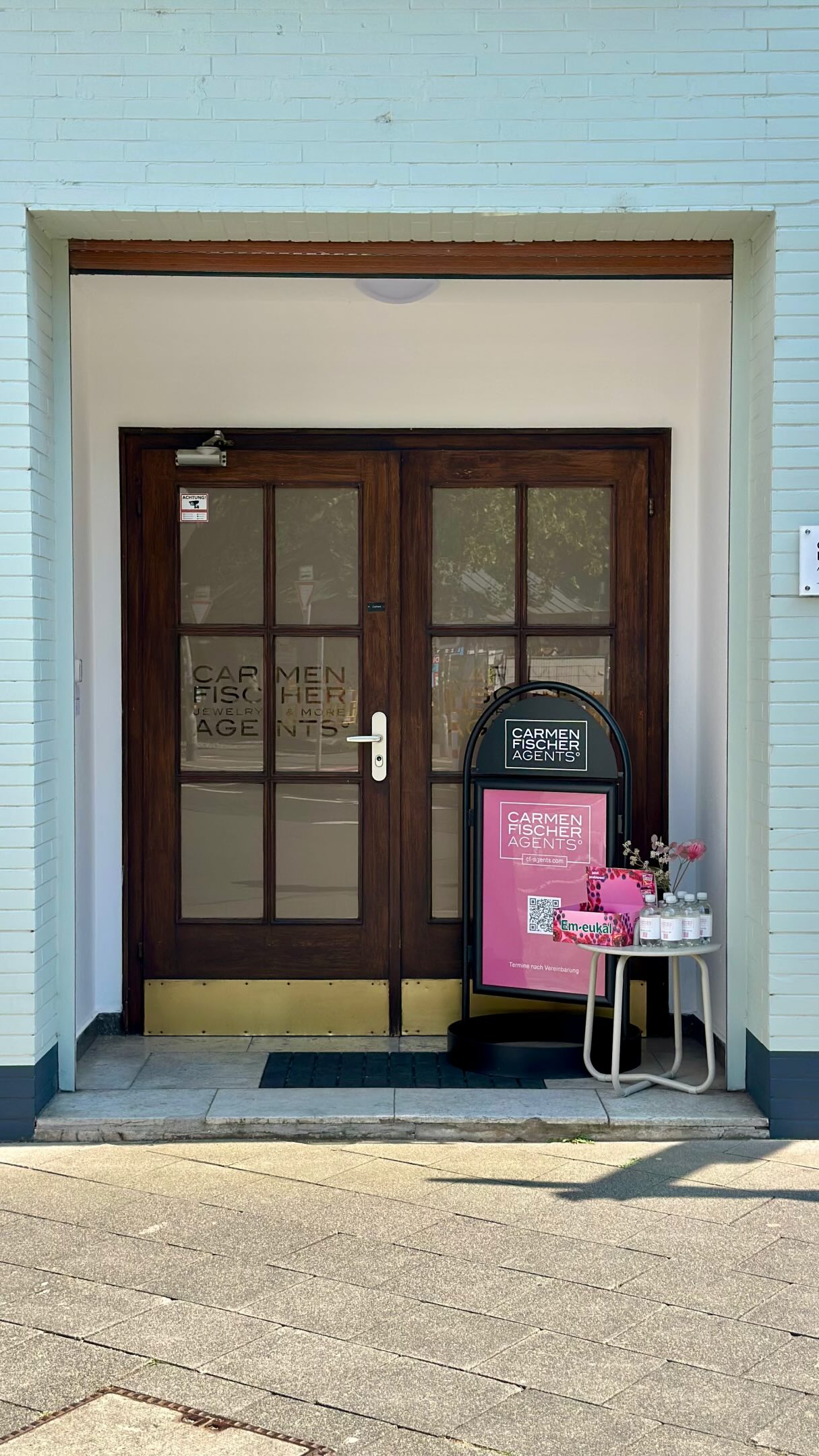 Die neue Ordersaison läuft. ☀️
Danke an alle, die bei uns waren, denn der Start hätte kaum schöner sein können.
Unsere Kunden sind begeistert von den Spring Summer 2027 Kollektionen und wir können es kaum erwarten, noch viele weitere persönlich begrüßen zu dürfen.
Du möchtest die neuen Kollektionen frühzeitig entdecken und deine Bestseller sichern?
Vereinbare jetzt deinen Termin über unseren Link in der Bio oder unter www.cf-agents.com
Showroom Düsseldorf - Messe Supreme in München - unkompliziert per FaceTime.
Wir freuen uns auf euren Besuch.
Bis bald und viele Grüße.
⸻
Willkommen bei Carmen Fischer Agents.
Unser Showroom im Düsseldorfer Lorettoviertel ist ein Treffpunkt für internationale Fashion Labels und den stationären Handel.
Hier entdecken Concept Stores, Boutiquen und Einkäufer eine sorgfältig kuratierte Auswahl aus Fashion, Schmuck, Accessoires und Schuhen.
Wir glauben an starke Marken, persönliche Beziehungen und Kollektionen, die im Handel wirklich funktionieren.
📍 Düsseldorf
👗 Fashion, Schmuck, Accessoires, Schuhe
🤝 Für Concept Stores, Boutiquen und Einkäufer
Sie möchten unsere Marken kennenlernen?
Buchen Sie Ihren Termin über den Link in unserer Bio.
#carmenfischeragents #modeagentur