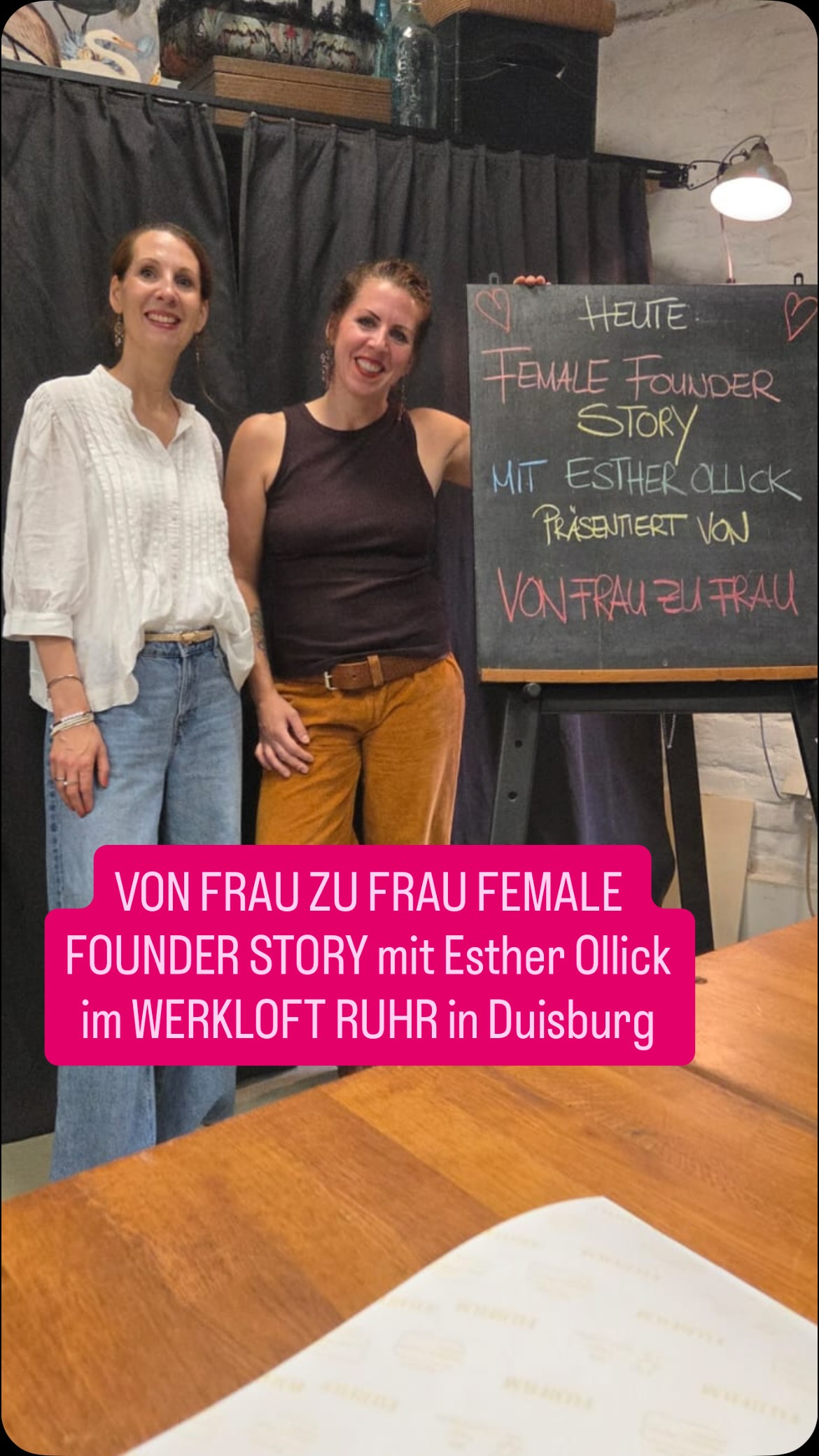 Es ging um Freiheit, Kreativität & das immer wieder für das Aufstehen, was einen antreibt. Wow! 🤩 Welch inspirierende Stunden im @werkloft_ruhr zur VON FRAU ZU FRAU FEMALE FOUNDER STORY mit der wunderbaren Esther Ollick @esther_moebelaktivistin .
@esther_moebelaktivistin ist Unternehmerin, TV-Persönlichkeit, Speakerin, Dozentin, Autorin – und gelernte Handwerkerin. Als Gründerin des @werkloft_ruhr in Duisburg verbindet sie Handwerk, Unternehmertum und kreative Raumgestaltung. Sie entwickelt Einrichtungskonzepte für Privat- und Geschäftsräume und realisiert individuelle Raumlösungen mit einer Mischung aus Vintage und modernen Elementen. In ihrem WERKLOFT RUHR arbeitet sie mit ihrem Handwerkerinnen-Team Möbel eigens für Projekte auf und setzt darüber hinaus Kundenaufträge im Bereich Möbelaufarbeitung um. Zudem bietet sie Workshops sowie Vorträge für Unternehmen und Netzwerke an.
Sie hat uns mit soviel Humor, authentischen Geschichten und großzügiger Gastfreundschaft empfangen und alle Teilnehmerinnen hingen an ihren Lippen. Es ist nicht untertrieben, wenn ich sage: wir hätten noch locker 48 Stunden weitersprechen können - so beeindruckend und bewegend ist Esthers Lebens- und Unternehmensgeschichte.
☕️ Das anschließende Netzwerken in dieser besonderen @werkloft_ruhr Kulisse rundete den Tag ganz wunderbar ab.
🙌 Warst Du am Sonntag dabei? Wie hat es Die gefallen?
➡️ Schaut Euch unbedingt das vielseitige Programm des @werkloft_ruhr an, dort ist für jeden etwas dabei: ob Anfänger oder Fortgeschrittene, offene oder geschlossene Gruppen-Konzepte. Einfach toll. 🔨 🖌️ 🎨
➡️ Du möchtest bei einer der kommenden VON FRAU ZU FRAU BUSINESS-Termine dabei sein? Das FEMALE FOUNDER STORY-Programm ab September wird zeitnah veröffentlicht. Bereits jetzt sind aber schon die @vonfrauzufrau_business -Netzwerk-Formate VON FRAU ZU FRAU BUSINESS LADIES MEET UP sowie BREAKFAST in Mülheim an der Ruhr buchbar. 🗓️
📸 Danke von Herzen an @nicolepeters_herzensgespraeche , die meine Content-Fee war. 🩷
Herzliche Grüße,
Britta
BUSINESS & COMMUNITY MENTORIN
DOTERRA WELLNESS BERATERIN