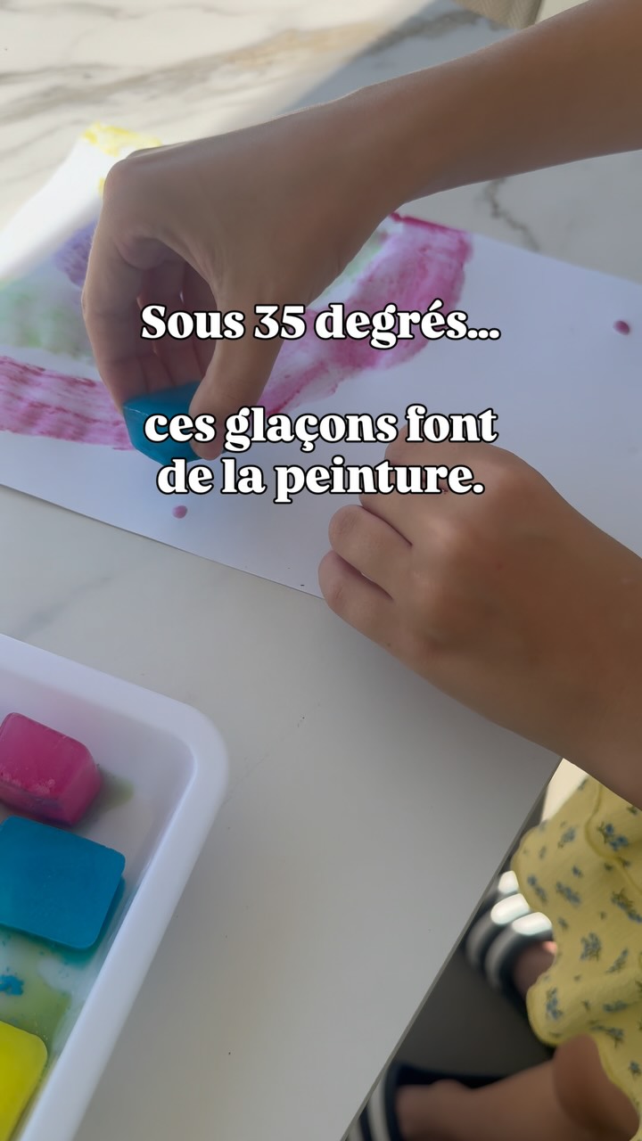 Sous 35 degrés... ces glaçons font de la peinture. 🎨
On est le 10 juillet et je sais exactement ce qui se passe chez toi en ce moment.
Les enfants sont à la maison, il fait une chaleur écrasante dehors et cette question qui revient tous les matins sans exception — qu’est-ce qu’on fait aujourd’hui ? 🤎
Avant je n’avais pas de réponse à cette question.
Les écrans finissaient par s’allumer parce que je ne savais tout simplement pas comment les occuper autrement et le soir cette culpabilité qui revenait sans que je puisse l’arrêter.
Et un jour j’ai tout changé, parce que j’ai compris qu’on peut occuper ses enfants hors des écrans avec des activités rafraîchissantes même par 35 degrés.
Et cette activité en est la preuve. 🎨
De la peinture dans des moules à glaçons et là... les couleurs apparaissent et les enfants adorent.
Un moment de pur émerveillement loin de tout écran.
Cette activité fait partie de la Méthode 0 Écran : pensée pour les mamans épuisées qui veulent retrouver du lien avec leurs enfants cet été avec ce qu’elles ont déjà chez elles. 🌿
La Méthode Été 0 Écran est là avec des activités fraîches et colorées spécialement pensées pour transformer ces longues journées de juillet et août en souvenirs inoubliables. ☀️🎉
Il reste 6 semaines etchaque jour qui passe est une occasion de créer ces moments avec ton enfant. 🎨
Plus de 100 familles en Europe et jusqu’au Canada ont déjà transformé leur été grâce à elle. 🌍
Cet été peut encore être différent.
Elle t’attend maintenant. 🌿
Je sauve tes mercredis, tes week-ends, tes vacances, mais surtout ta patience. 🌿
Commente « GLACON » et rejoins-les maintenant. 🎨
#maman #activiteenfant #vacances #sansecran #enfant