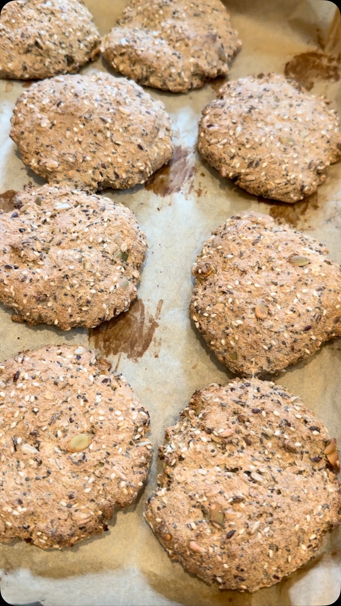 Fiberbrød. Genialt. Nemt at lave. Glutenfrit og mættende. Lav kulhydrat. Smart for dig der vil ned i vægt eller dig der har fokus på stabilt blodsukker.
6 boller.
250 g fibermel
4,5 dl vand
2 spsk chia
Formes til flade boller.
Bages ved 160 grader varmluft i 30 Minutter.
@sukrin.dk @hartvigengell #fiberboost #mæthed #vægttab #stabiltblodsukker