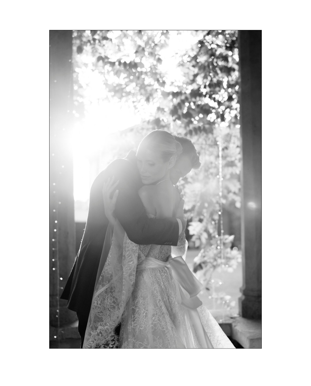 Ci sono matrimoni che raccontano una storia d’amore. E poi ci sono quelli che riescono a trasformare un sogno in realtà.
Martina e Massimiliano hanno scelto di vivere il loro giorno più bello ai Giardini La Pergola, circondati dalle persone che amano, in un’atmosfera raffinata dove ogni dettaglio parlava di loro.
Una coppia giovane, elegante e autentica, che ha reso speciale ogni istante.
L’allestimento, curato con grande gusto da Indino Wedding Planner, ha dato vita a un matrimonio dai toni bianco e oro, capace di unire eleganza, romanticismo e armonia in ogni angolo della location.
È proprio questo che amiamo raccontare: emozioni vere, dettagli che fanno la differenza e ricordi destinati a durare per sempre.
Qual è la tua foto preferita di questo matrimonio? Scrivilo nei commenti
#fotografodimatrimonio #sposi #piemonte #weddingplanneritaly #matrimoni
