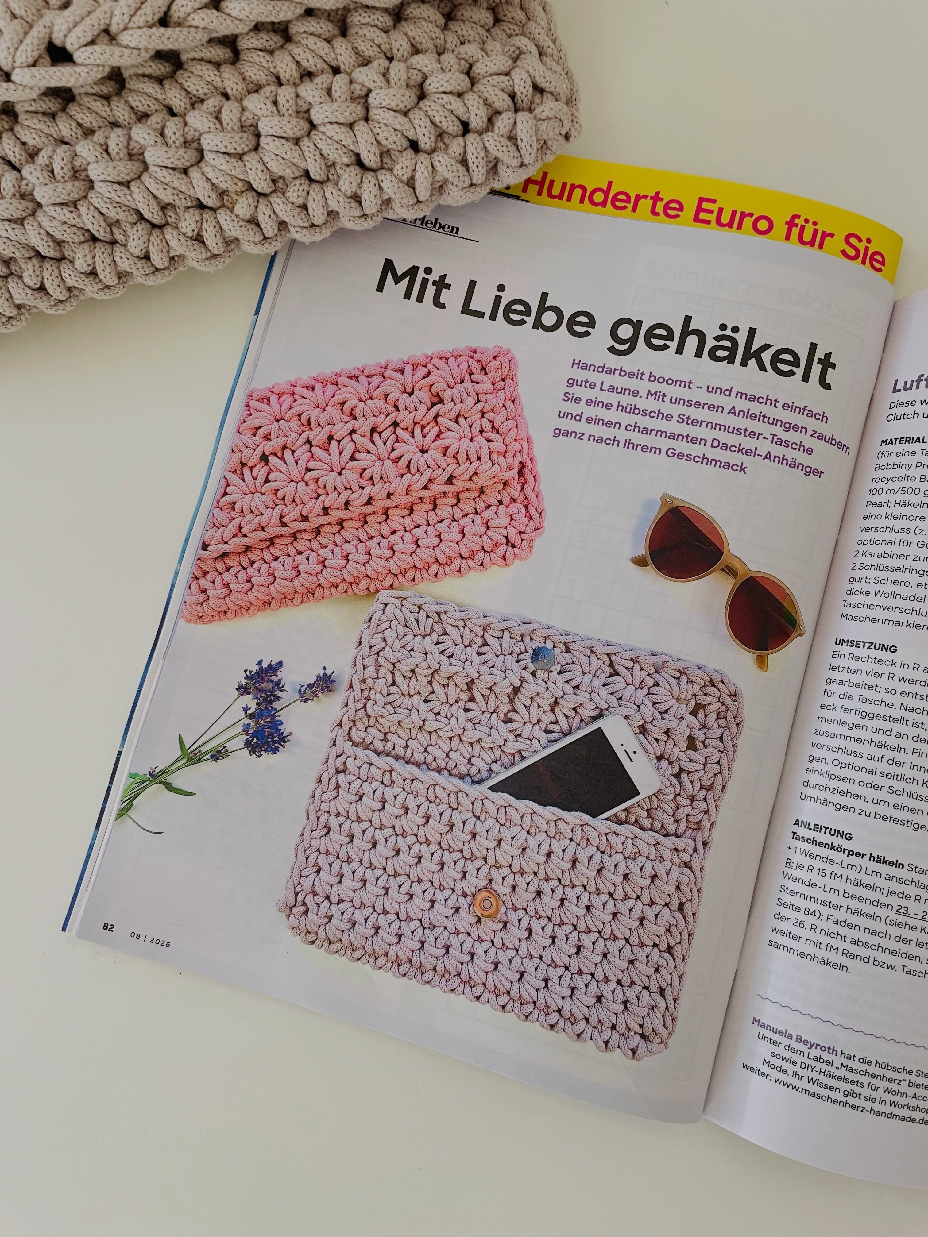 Ganz gespannt heute in der aktuellen Ausgabe der Zeitschrift @frauimleben_magazin geblättert und den Artikel zu meiner Häkelclutch gefunden 🧶🤩.
Dieses Taschenmodel mit dem Sternmuster hab ich schon vor ein paar Jahren entworfen und es ist immer noch so beliebt, dass es diese gehäkelte Clutch schon zweimal in eine Zeitschrift geschafft hat. 🥰. Ich freu mich deshalb riesig, euch mit meinen Designs fürs Häkeln inspirieren zu können.
🧶Wenn ihr jetzt auch Lust bekommen habt, euch eine neue Lieblingstasche zu häkeln, dann findet ihr die ganze Anleitung in der aktuellen „Frau im Leben“💃🏻🧶👍. Zeigt mir gern eure fertigen Modelle eurer Clutch auf Instagram… ich freu mich drauf. 🥰
Viel Freude beim Häkeln 🧶 🌸
Das Heft ist ab 14.7. im Zeitschriftenhand erhältlich.
#häkeltasche #häkelanleitung #handmade #maschenherz