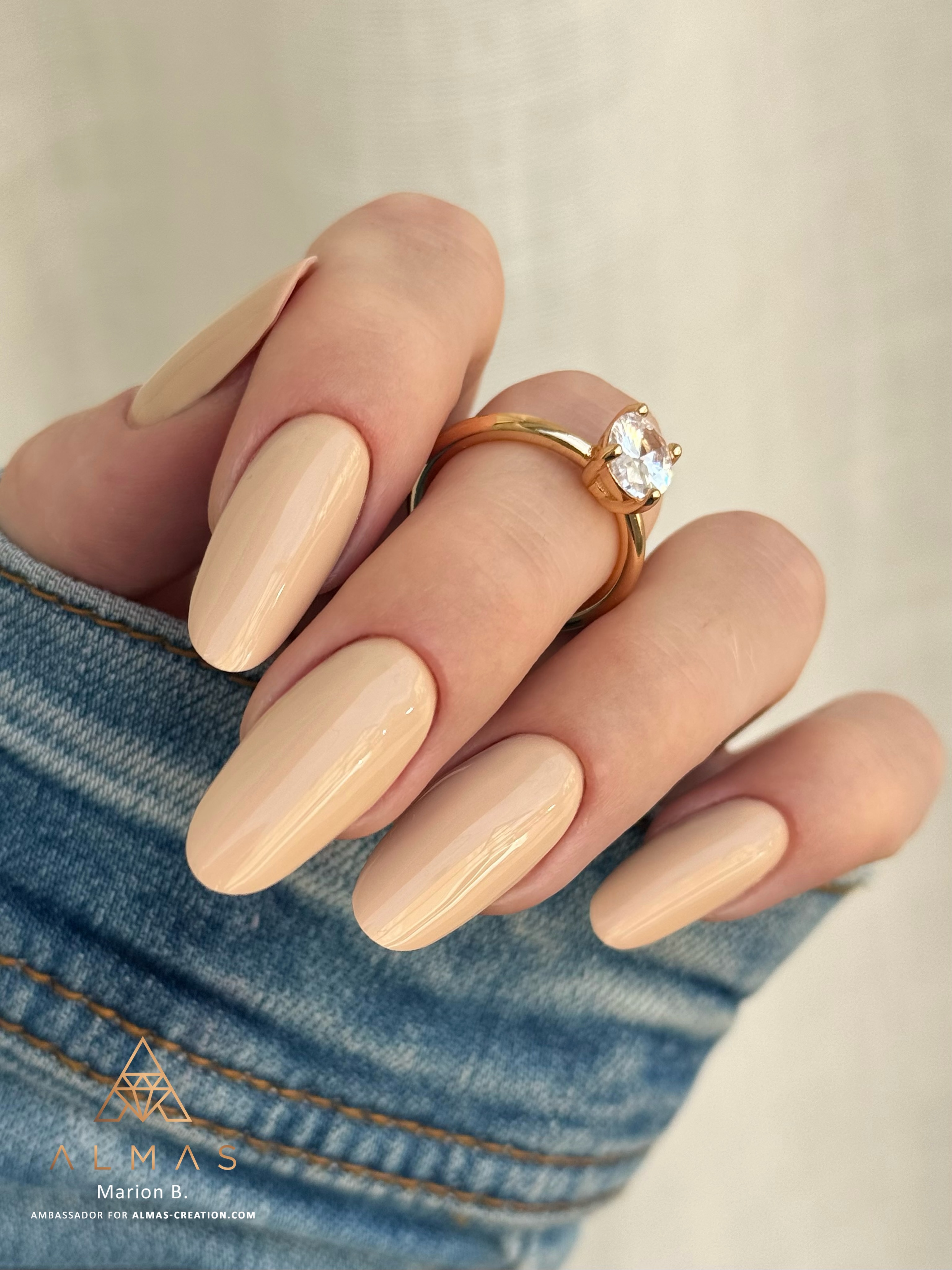 Et vous, quelle est votre couleur ALMAS du moment? 🌞
Evidemment, les couleurs vives et néons ont la cote mais certaines nuances délicates gagnent clairement à être connue. C’est le cas de la référence Peach ici appliquée par Marion lors d’un recent remplissage. 🍑
#onglesmontpellier #onglesété #onglesparis #onglesmarseille #onglestoulouse