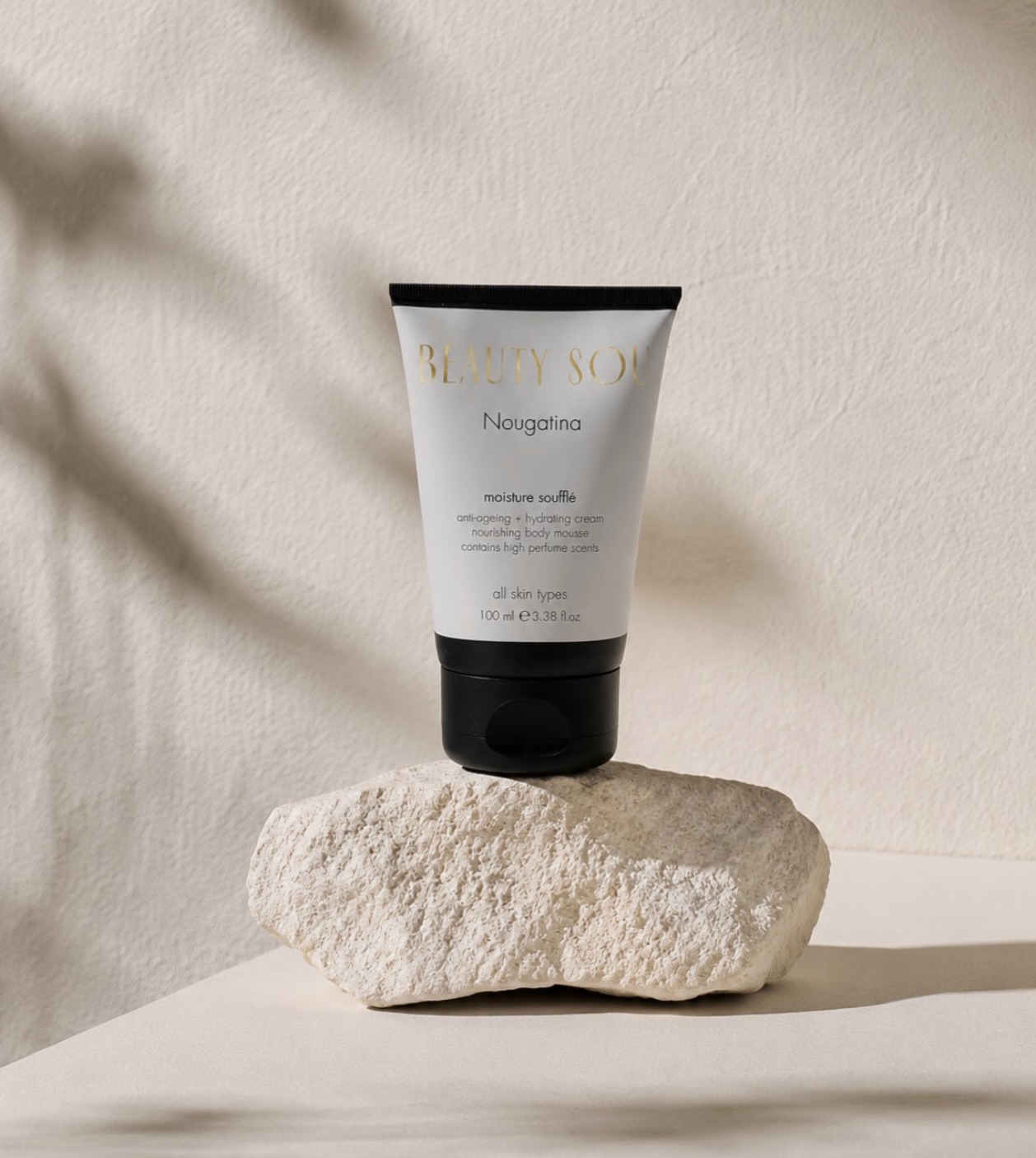 Nougatina Moisture Soufflé ✨
Ανάλαφρη υφή, βαθιά ενυδάτωση και ένα άρωμα που μένει αξέχαστο.
Η Nougatina Moisture Soufflé προσφέρει ενυδάτωση, σφριγηλότητα και αντιγηραντική φροντίδα, ενώ το εκλεπτυσμένο άρωμά της συνδυάζει νότες από περγαμόντο, neroli, άνθη πορτοκαλιάς, παιώνια, τριαντάφυλλο, βανίλια και σπόρους τόνκα, χαρίζοντας μια μοναδική αίσθηση πολυτέλειας σε κάθε εφαρμογή. Είναι κατάλληλη για όλους τους τύπους δέρματος και είναι Vegan, Cruelty Free & Paraben Free.
#BeautySou #Nougatina