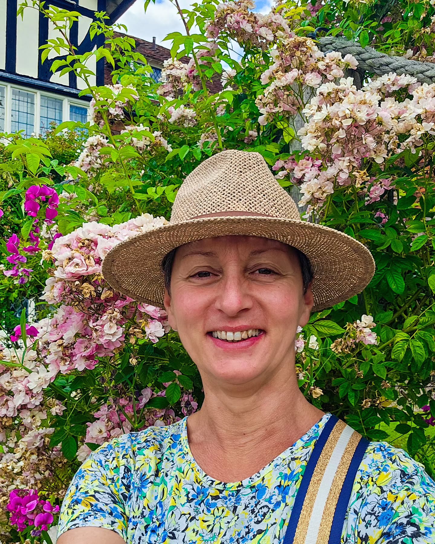 Sapete chi è Gertrude Jekyll? Forse il nome non vi è familiare, ma, se seguite i miei contenuti sicuramente amate ciò che lei ha reso celebre nel mondo: il cottage garden, lo stile per eccellenza dei giardini all'inglese.
Vissuta tra Londra e il sud dell'Inghilterra a cavallo tra Ottocento e Novecento, Gertrude Jekyll ha rivoluzionato il modo di pensare i giardini, rompendo con le rigide regole dei giardini formali e i grandi parchi dell'epoca Vittoriana. Pittrice dal talento straordinario, fu costretta ad abbandonare la pittura a 40 anni a causa di una grave miopia… ma trasformò quella perdita in una nuova forma d’arte. I suoi giardini sono veri e propri dipinti viventi, dove i colori si mescolano come sulla tavolozza di un artista, le fioriture seguono il ritmo delle stagioni e la parola d'ordine è "abbondanza".
Influenzata dal movimento Arts & Crafts e amica del famoso designer inglese William Morris, Gertrude Jekyll ha progettato oltre 400 giardini tra Regno Unito, Europa e Stati Uniti, contribuendo a definire lo stile naturale che oggi tutti associamo all’immagine dell'Inghilterra più autentica.
Qualche giorno fa ho visitato uno dei suoi capolavori: The Manor House a Upton Grey, un villaggio pittoresco a soli 15 minuti da Chawton.
Quando gli attuali proprietari hanno acquistato la casa nel 1984, il giardino era letteralmente una giungla di rovi… Nonostante questo, John e Rosamund non si sono fatti prendere dallo sconforto. Hanno ritrovato i disegni originali di Jekyll all’Università di Berkeley, in California, e, con una dedizione davvero commuovente, hanno passato i successivi 40 anni a ricrearlo fedelmente.
Un’opera monumentale durata una vita intera per riportare alla luce un giardino perduto.
Oggi The Manor House è considerato uno dei migliori restauri di un giardino Jekyll in tutta l’Inghilterra. È meraviglioso, pieno di colori e avvolgente. Io lo adoro. È visitabile dal lunedì al venerdì fino alla fine di luglio… anche se, purtroppo, questo sarà l’ultimo anno di apertura al pubblico.
Avevate mai sentito parlare di Gertrude Jekyll? E vi piace il suo stile di giardini?
passionecampagnainglese #gertrudejekyll #giardino #giardinaggio #fiori
