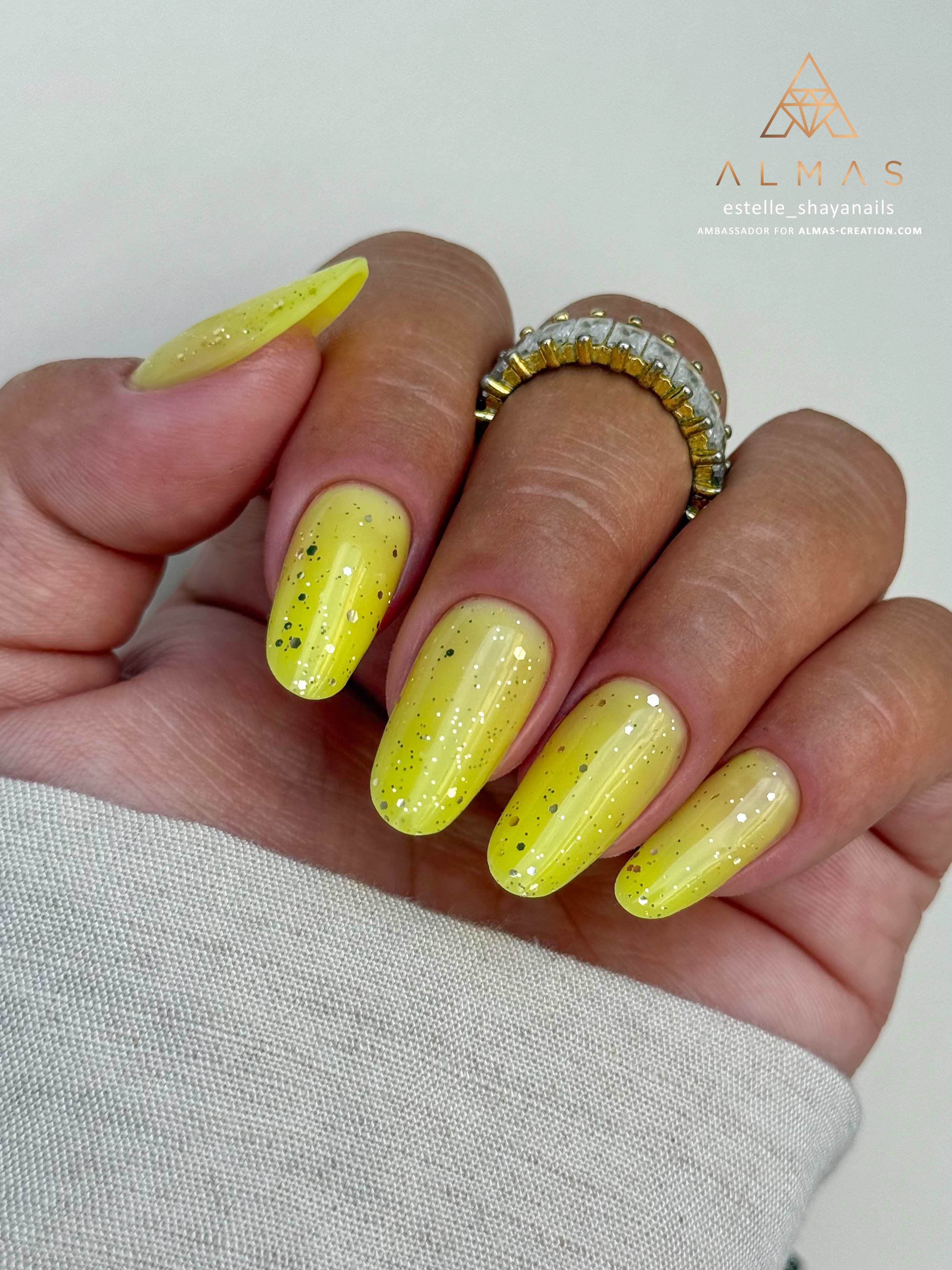 Et vous, quel est votre finition brillante et pailletée favorite extraite de la collection Solar? ✨
Estelle a assuré un mariage d’une grande simplicité mais qui offre un rendu parfaitement équilibré : le builder coloré auto-égalisant Born This est complété à la perfection avec les paillettes dorées de la finition Saturn! 🪐
#yellownails #yellownail #glitternailsdesign #glitternail #nailsglitter