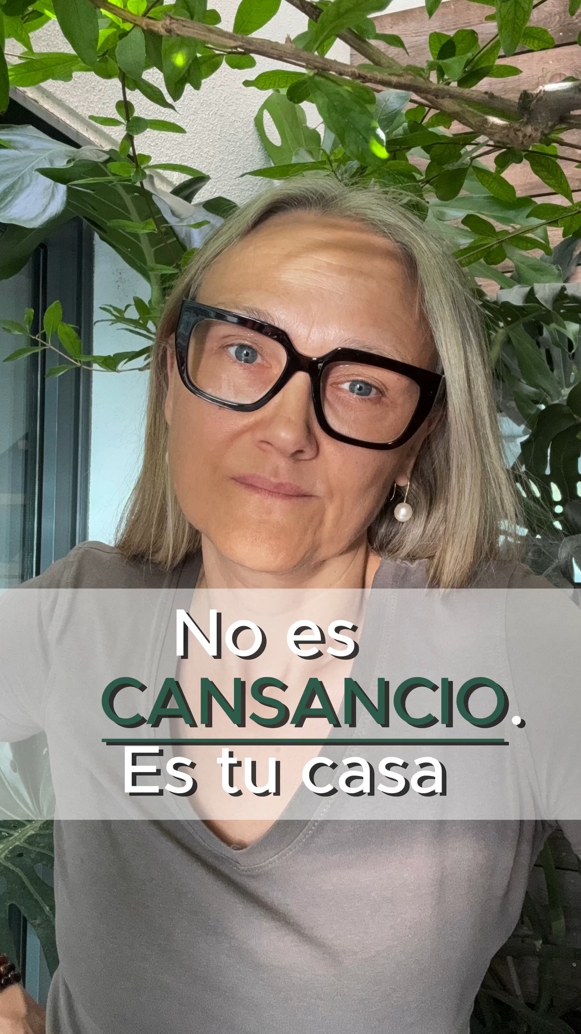El peso que sientes frente al desorden y objetos acumulados de casa es el peso de años de decisiones aplazadas.
Son las once de la noche. Has pasado el día fuera, ocupada, y vuelves a casa. Abres la puerta… y algo se te cae por dentro.
Esa ropa que no te vale ya, esos papeles que algún día has de revisar, esas cajas que no recuerdas muy bien que tienen ya. Mejor no mirar.
Ya compraste armarios para guardar y sabes que el camino no es contener y guardar, sino poder revisar y liberar.
¿Cómo sería poder decidir y darte el permiso de soltar?
¿Cómo sería honrar lo que ya cumplió dándole su lugar?
¿Cómo sería una casa ligera, que te aporta calma y poder volver a disfrutar?
¿Cómo sería haberlo conseguido ya?
Si quieres lograrlo escríbeme. Me dedico profesionalmente a acompañar a personas a terminar con situaciones de desorden y acumulación de objetos de años permitiéndolas recuperar su casa y su vida en ella. 💚
#tresinteriores #calmaencasa #ordenyemocion #viviendosola #ordenquesesostiene #saliendodelbucle #tuespacio #cambiodeetapa #ordenconsentido #coherencia #ordenybienestar #mujeresquepueden #altacapacidad#LibérateDelDesorden #DesapegoConsciente #SoltarParaCrecer #AdiósAcumulación #VivirSinDesorden #PsicologíaDelOrden #CreenciasQueAtrasan #CambioDeMirada #BloqueosYDesorden #MenteOrdenadaVidaOrdenada #OrdenYBienestar #MujeresQueTransforman #ReinventaTuVida #AdiósAcumulación #ViviendoLigera #CrecimientoPersonalMujer