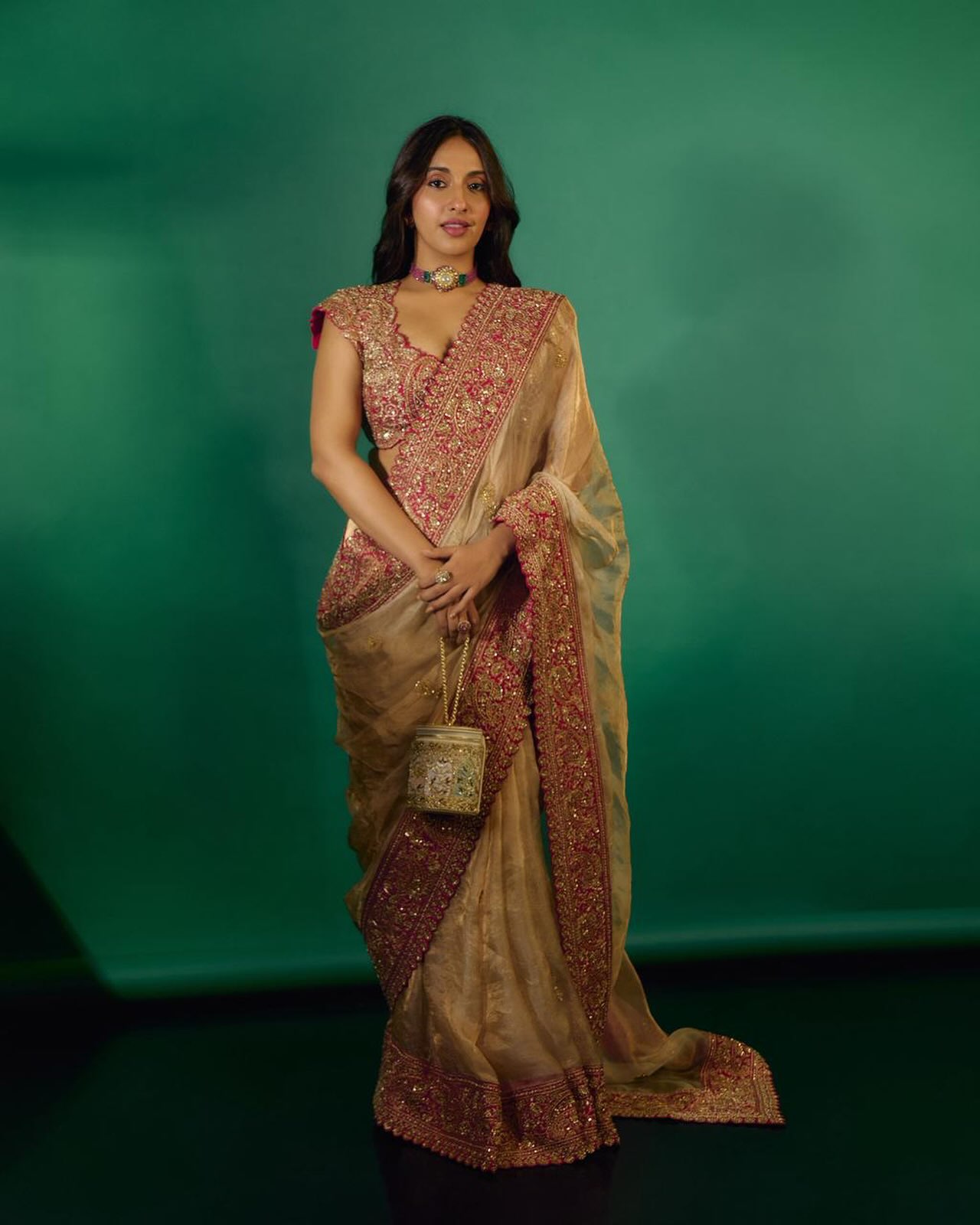 Akanksha Ranjan carrying the Mehfil barrel bag from @theleathergarden completing her look beautifully.
#client #placement #celebrity