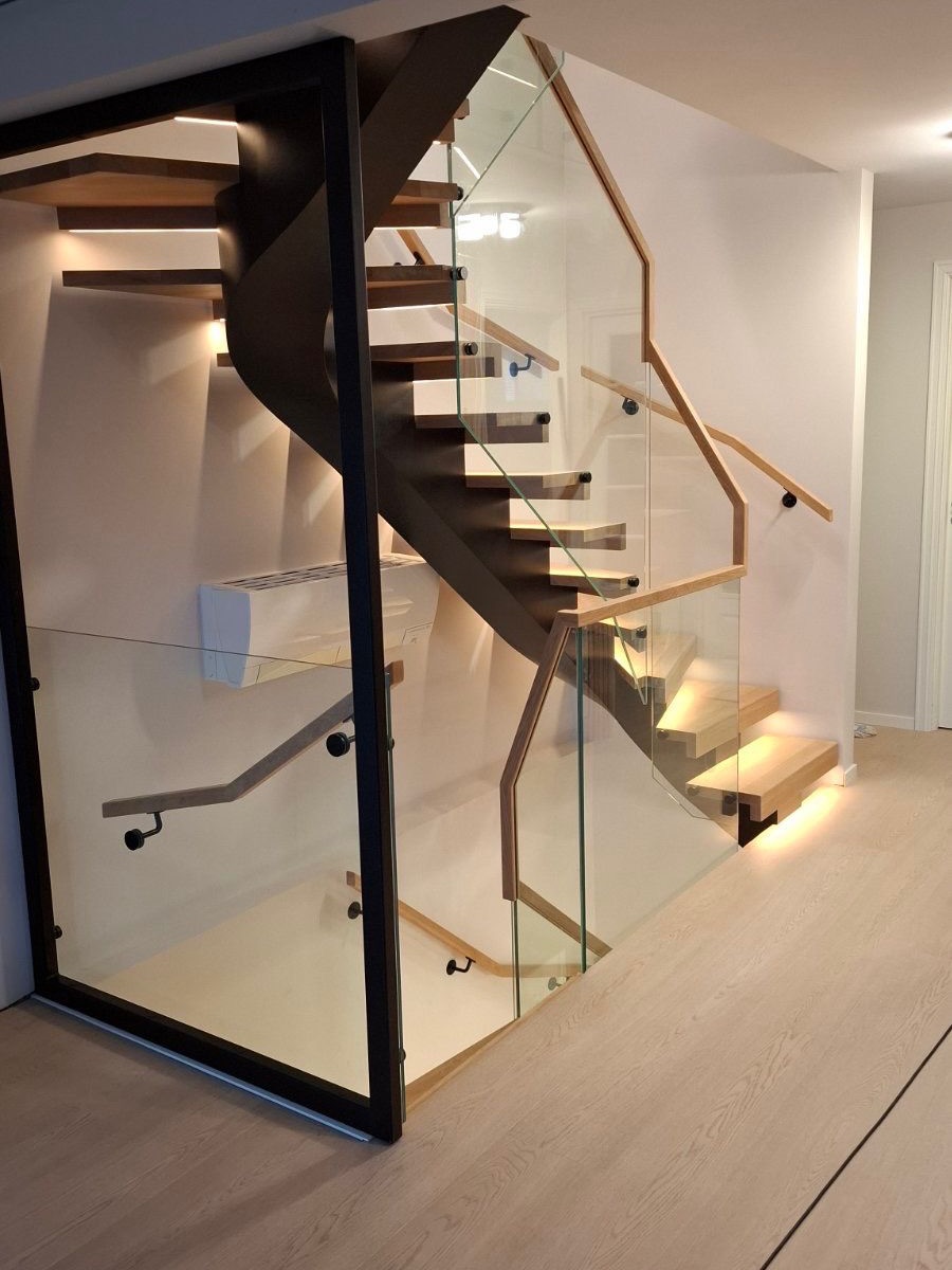 A complex U-shape bent steel construction staircase with glass balustrade and oak steps with LEDs.
Fits the space perfectly!
A delicate piece with only two attachment points that makes the area spacious and well-used 🤝
#stairsdesign #modernstairs #staircasefriday #trapp #modernehjem