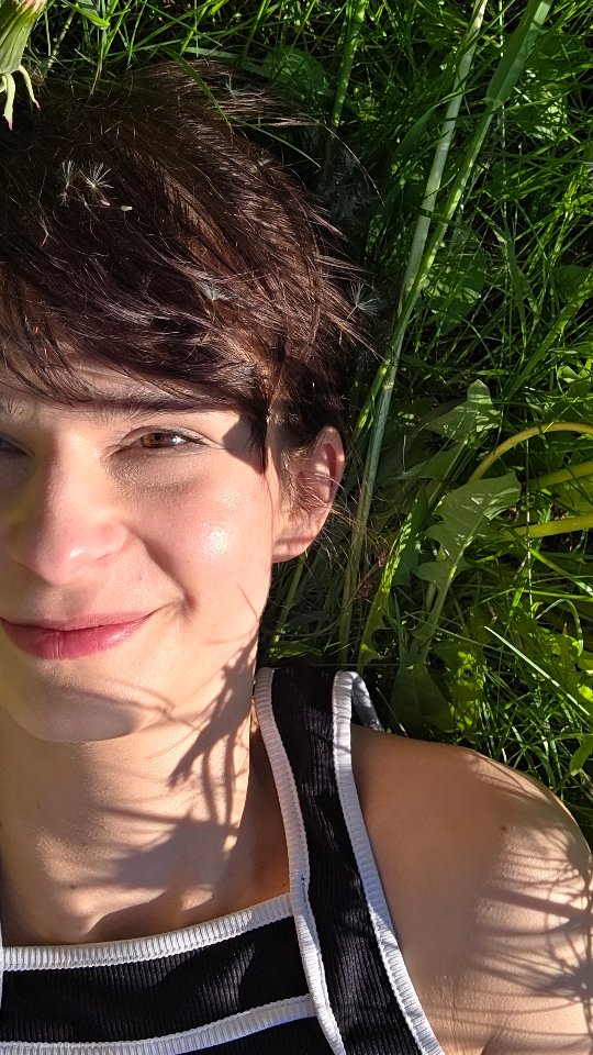 Es gibt Menschen, die sich über eine Reise freuen.
Ich habe mich irgendwann darüber gefreut, einmal um den Block gehen zu können.
Kaum vorstellbar, oder?
Es gab Jahre, in denen mein Zuhause nicht einfach nur mein Zuhause war – es war meine einzige sichere Welt. Einkaufen? Unmöglich. Ein Spaziergang? Nur mit pochendem Herzen. Jeder Schritt fühlte sich an, als würde mein Körper gegen mich kämpfen. Ich lief schnell, immer mit dem Gedanken: Hauptsache gleich wieder zurück.
Und trotzdem wusste ich tief in mir: So möchte ich nicht leben.
Also begann ich zu kämpfen. Mit Therapien, Gesprächen, neuen Wegen, Rückschlägen und ganz viel Hoffnung. Was am Ende den Unterschied gemacht hat, kann ich bis heute nicht sagen. Vielleicht war es nicht der eine große Moment, sondern die vielen kleinen Schritte, die ich trotz meiner Angst gegangen bin.
Heute stehe ich an Orten, von denen ich früher nur träumen konnte. Ich entdecke Städte, genieße Cafés, gehe spazieren, treffe Menschen und bleibe manchmal einfach stehen, weil ich den Moment bewusst fühlen möchte.
Denn eines hat die Angst mir geschenkt: Dankbarkeit.
Viele fragen mich, warum ich so fröhlich bin. Warum ich mich über scheinbar kleine Dinge so sehr freuen kann.
Weil ich weiß, wie es sich anfühlt, wenn selbst das Kleinste unerreichbar scheint.
Ich nehme nichts mehr als selbstverständlich hin. Jeder Ausflug, jeder Sonnenuntergang, jedes Lachen, jede neue Erinnerung ist für mich ein kleines Wunder.
Die Angst könnte irgendwann wieder an meine Tür klopfen. Aber heute weiß ich: Ich bin nicht mehr dieselbe Frau, die sich hinter ihr versteckt hat.
Und genau deshalb liebe ich das Leben heute ein kleines bisschen mehr.