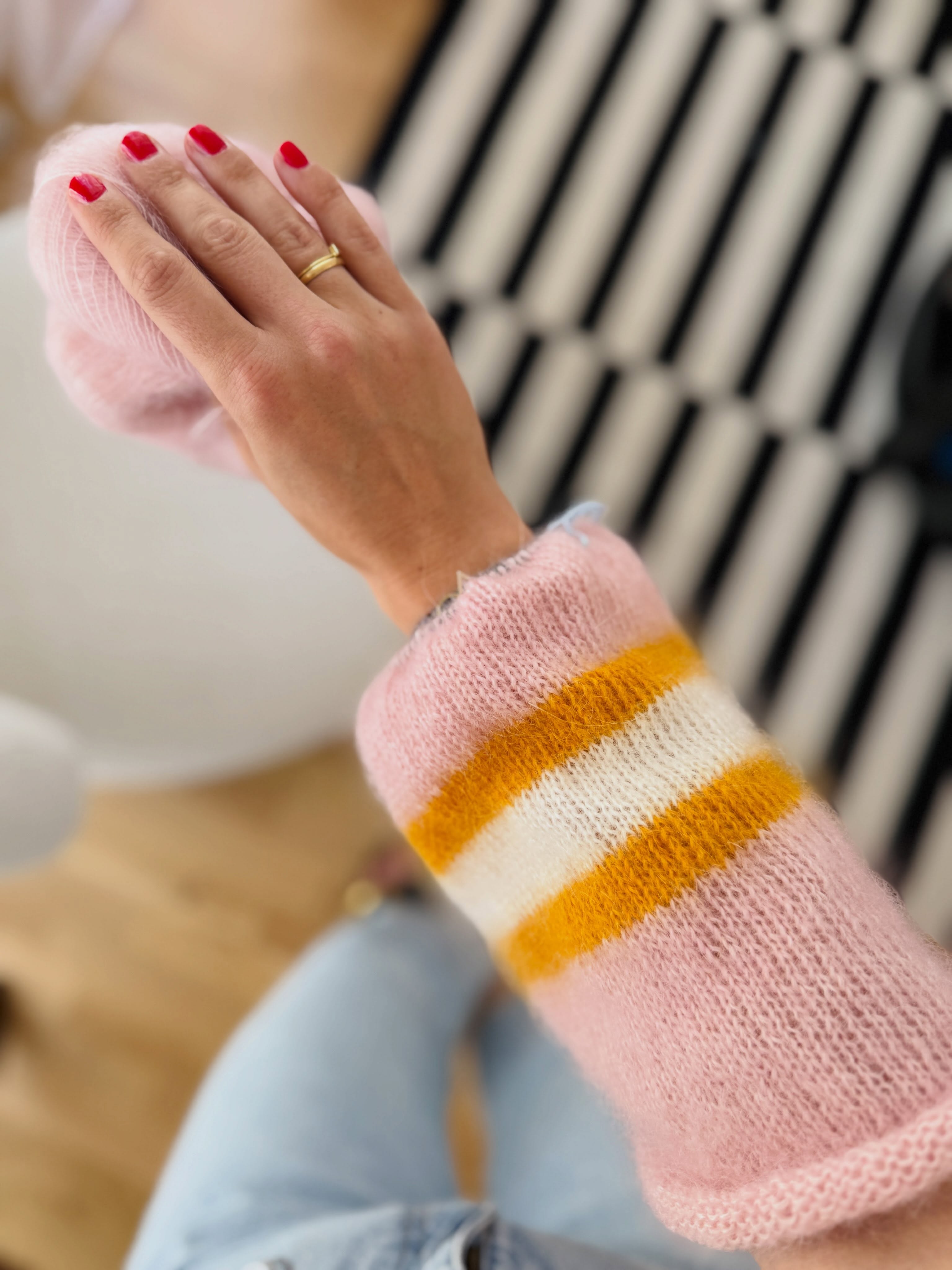 Knitting up a simple design (stripes) with a different construction (cuff to cuff) is always a VERY exciting task! Even if I am very used to my own body measurements, it’s always tough to just trust the process (and the swatch and my calculations based on that) ☺️ BUT the first fitting is looking so promising already that I cannot wait to add more rounds to this sleeves and then rows to the body 🤩
.
.
.
Pattern in progress by me - #georgiasweater
.
Yarn: Kid Cotton in the shades Wool White, Golden Yellow and Powder Pink by @kremke_yarns
.
Advertising
.
#knitting #knit #knittersgonnaknit #strickenmachtglücklich