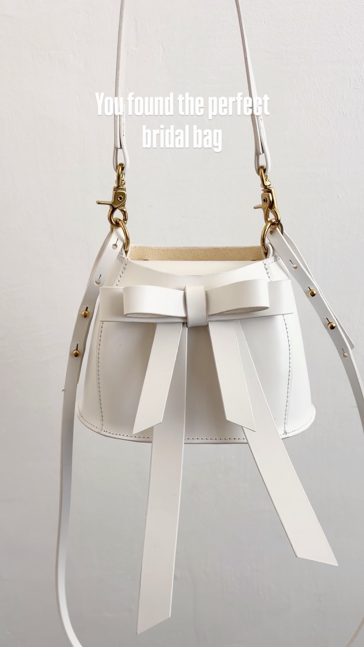 Sculptural. Minimalist. Handmade.
Wer sagt, dass Braut-Accessoires immer klassisch sein müssen? Unsere Bridal-Tasche Rubin bricht mit dem Gewohnten. Eine harmonische Fusion aus architektonischer Form, coolness und verspielter Eleganz.
Handgefertigt in unserem Atelier für den unvergesslichsten Tag deines Lebens - und jeden Tag, der danach kommt.
#modernbride #brauttasche #bridalinspiration #brautaccessoires #designertasche