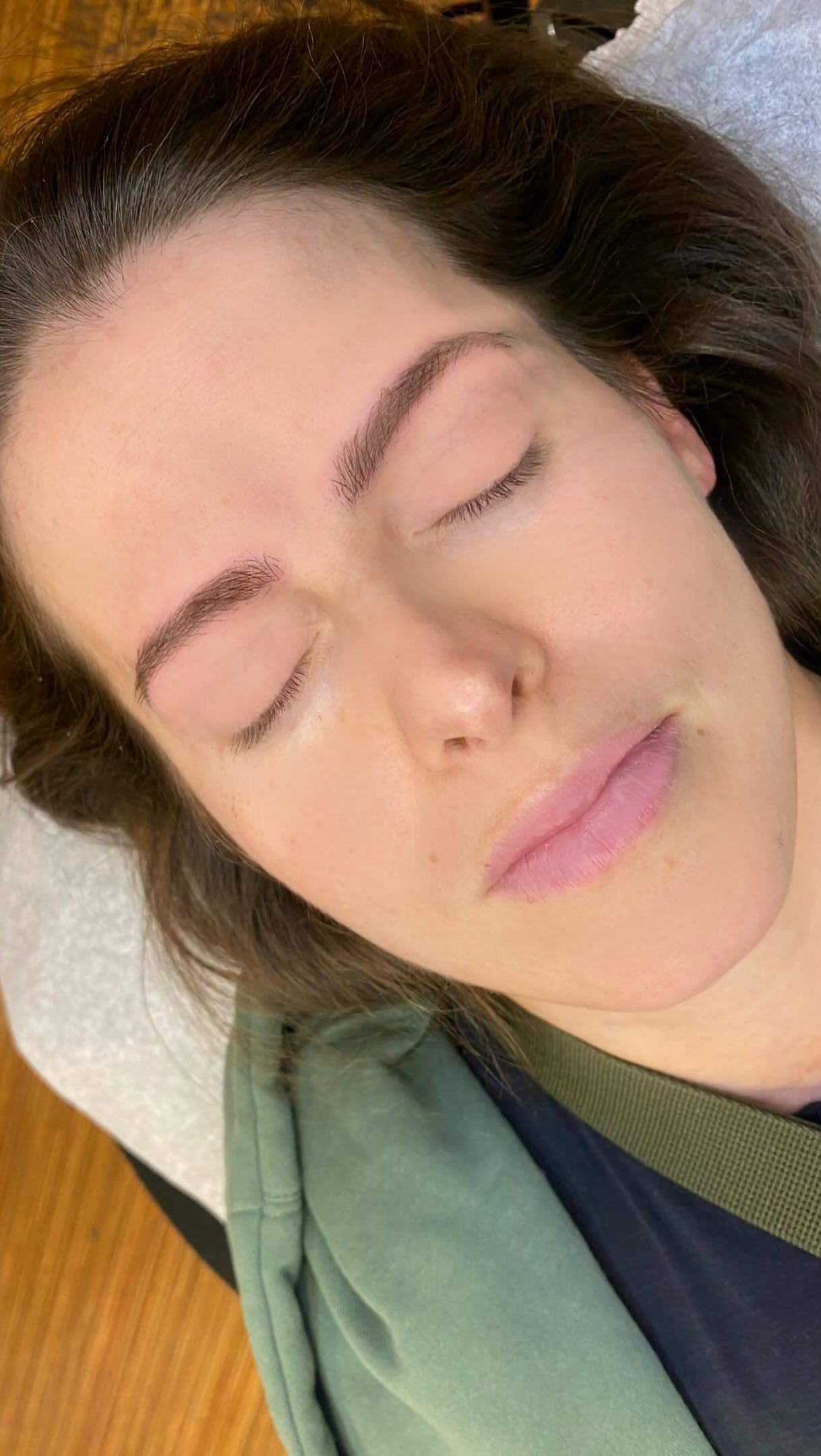 What are your brow goals? Have you found someone who can achieve them?
Each brow is not just about, smacking the same shape on each person. It’s really about finding the brow structure that will elevate your natural beauty.
Natural brow shaping uses purely your eyebrow, and the natural placement on the face to achieve your goals; an elegant , soft brow is typically the goal.
In a permanent brow procedure, we are using not just your natural brow but your bone structure, and the pull of your facial movement to create the brow the highlights your beauty in a way that is both natural to the eye, and just about perfect.
How can a stencil do this for you? This is why skill matters.#kemskin #brows #nanobrows #browsonfleek