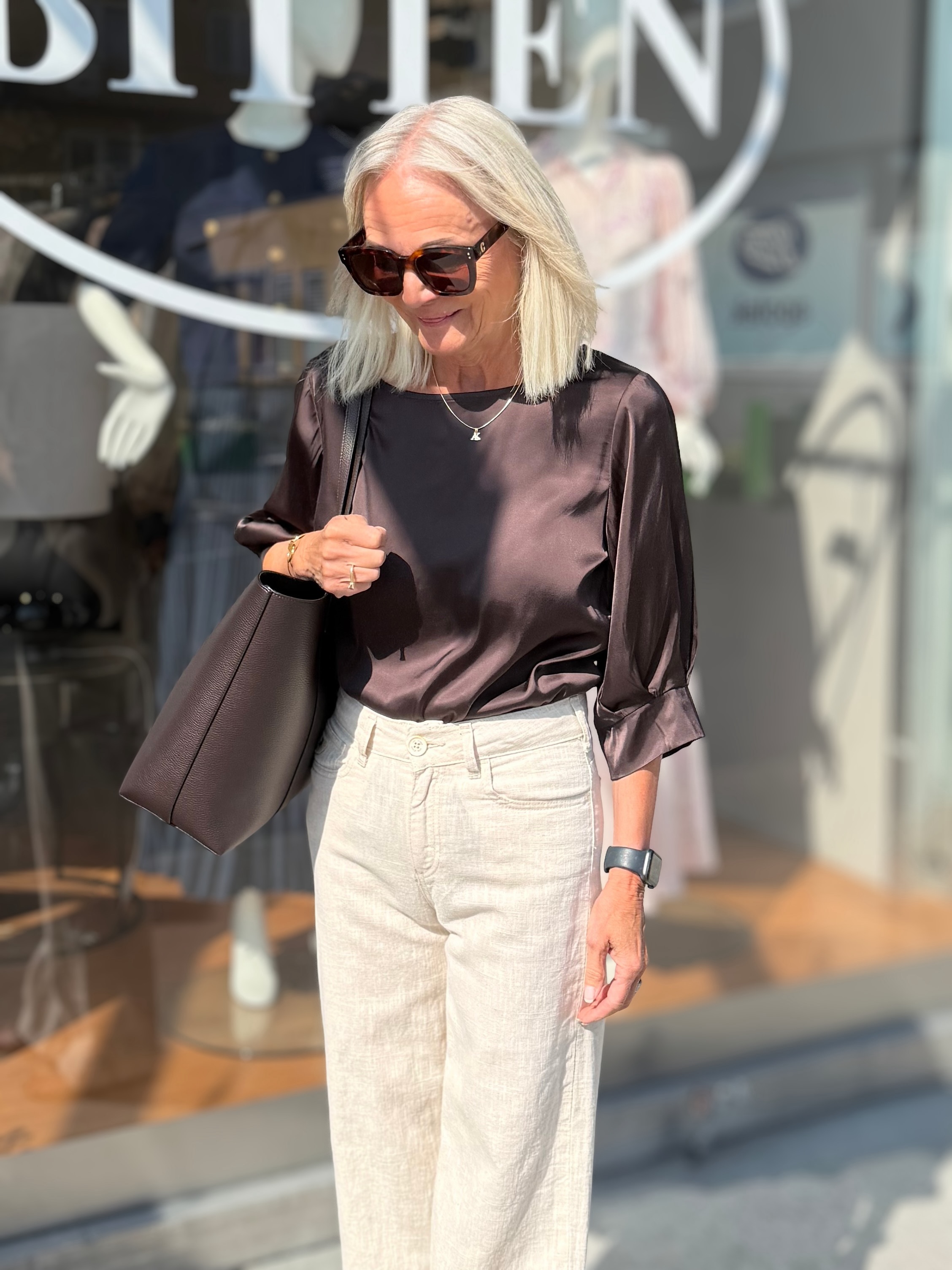 Se denne rålekre nye blusen fra Ane Mone😍🤎 Her har Anne Karin stylet den med beige linbluse fra Lois, solbriller fra Corlin og floppflopper fra Sleepers for et sommerlig preg🌻 Den lekre vesken er selvfølgelig fra Mulberry🤎
Alt finner du her hos oss på Bitten - åpent fra kl. 10-17(16)