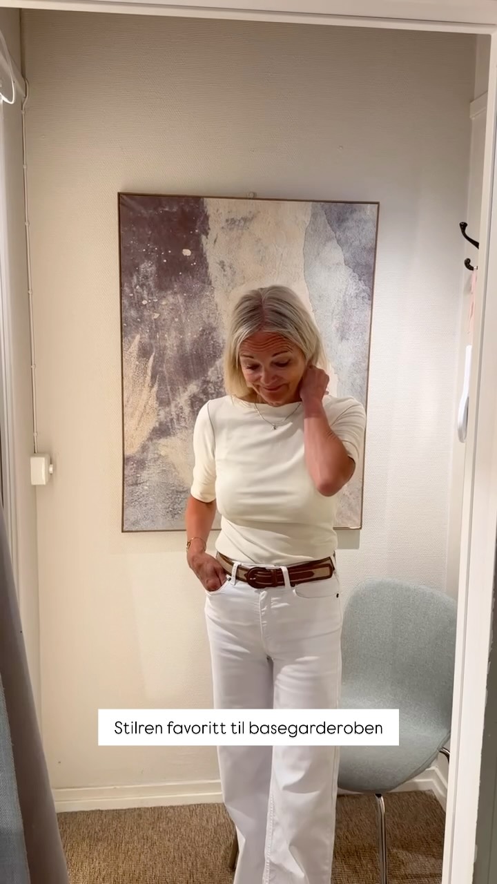 Lauren Ralph Lauren t-skjorte med båthals og nok så lange ermer - et enkelt og stilrent valg for garderoben😍 Her ser du den i 5 forskjellige farger, stylet med bukse fra Lois i modellen palazzo og belte fra Maison Boinet.
En t-skjorte vi er såå glade i her på Bitten. Den fungerer like godt under blazer som alene✨