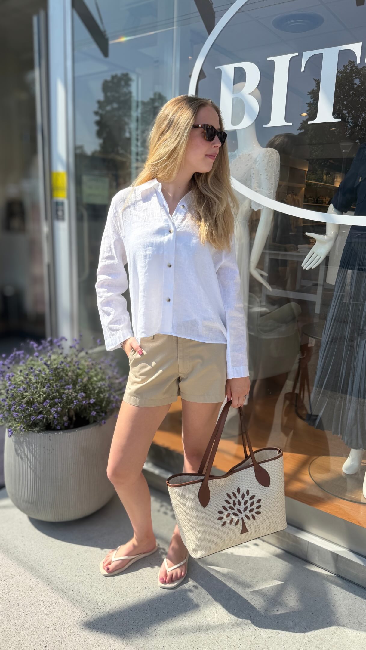 Sommer møter høst😍 Det renner inn med høstnyheter her på Bitten nå, og det er såå fint å style de nye klærne med sommerfavoritter som Celine og Anne Karin har gjort her - du trenger ikke vente til høsten med å ta i bruk de nydelige nyhetene🤎✨
Velkommen innom Bitten i sommer. Åpent fra kl. 10-17 (16)☀️